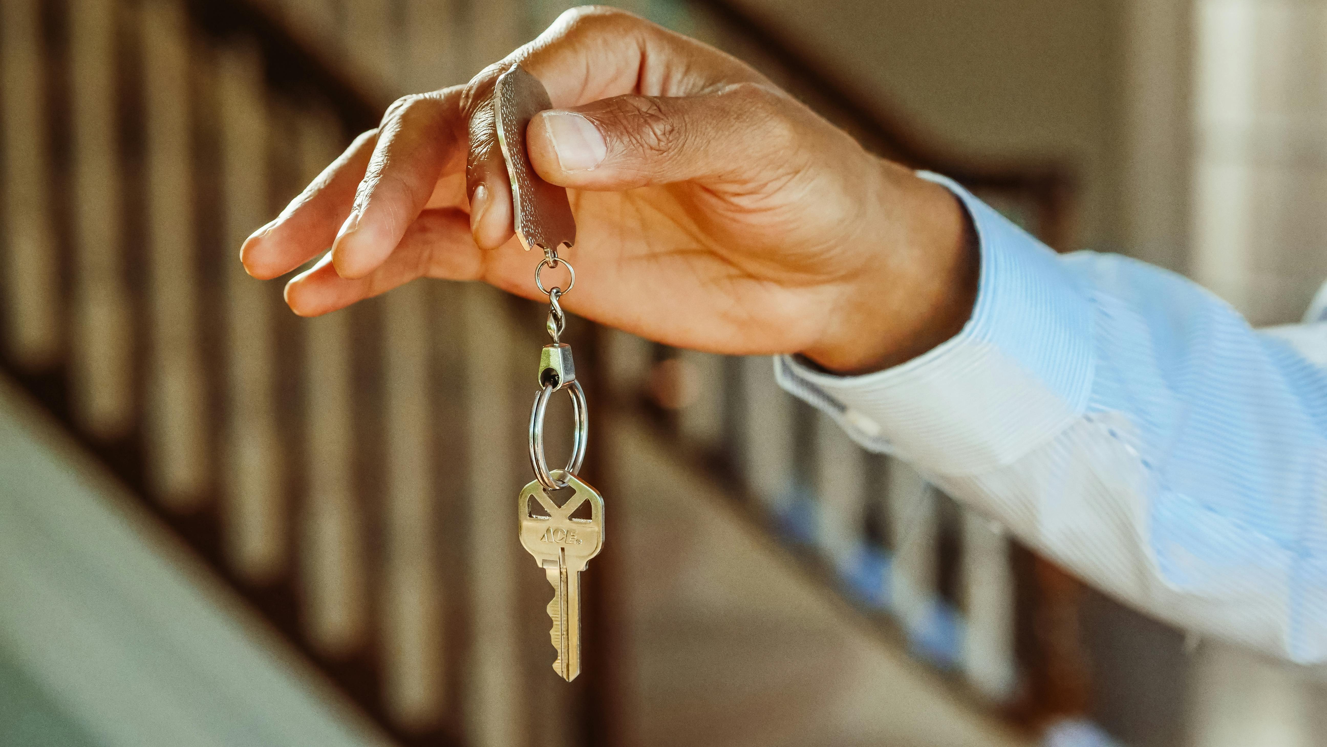Une personne tenant un porte-clés en argent | Source : Pexels