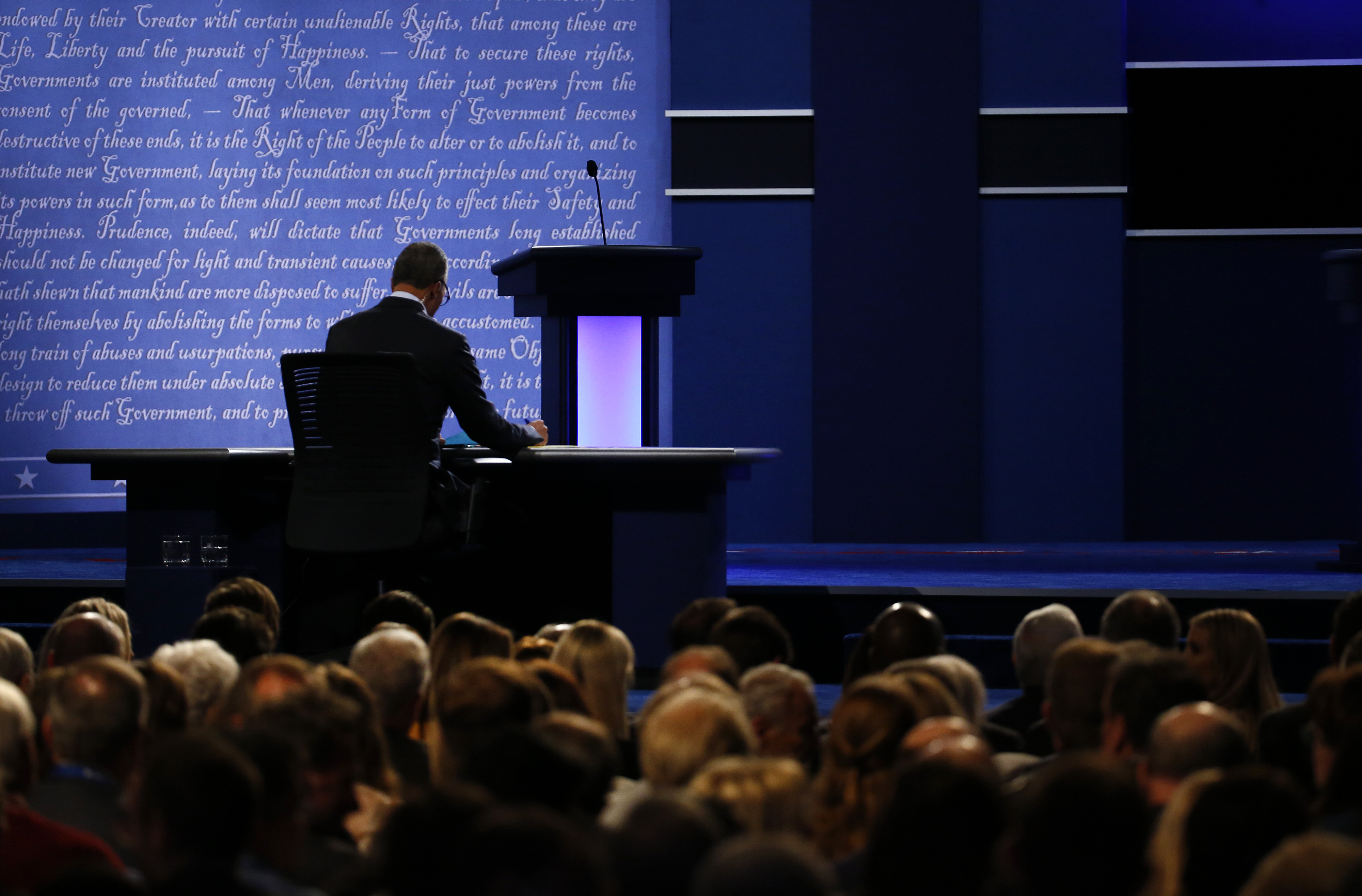 Un présentateur de journal télévisé pendant le premier débat présidentiel américain à l'université Hofstra à Hempstead, New York, le 26 septembre 2016. | Source : Getty Images