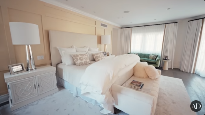 La chambre à coucher de Viola Davis dans sa maison de Los Angeles, tirée d'une vidéo datée du 5 janvier 2023 | Source : youtube.com/ArchitecturalDigest