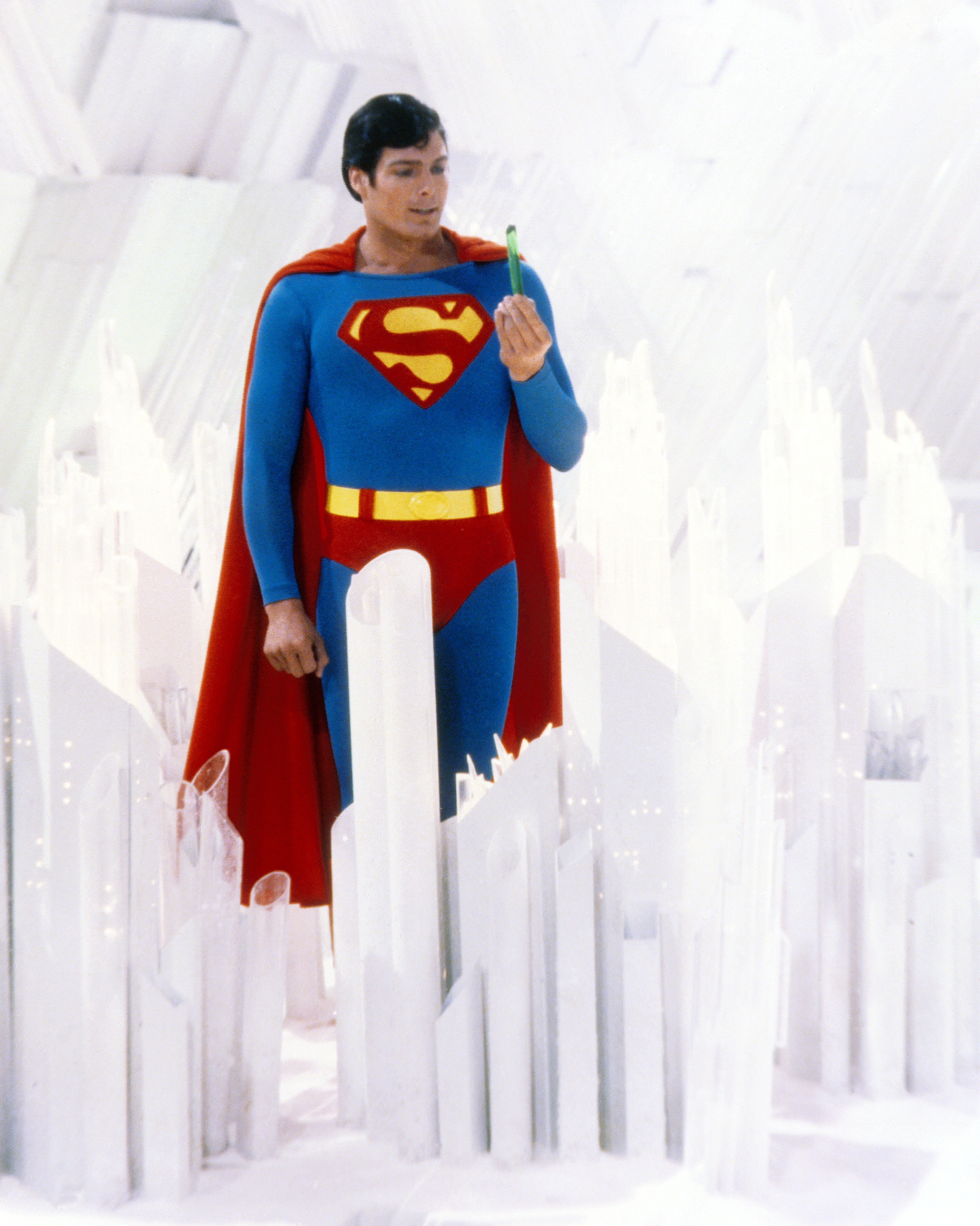 Superman, interprété par l'acteur américain Christopher Reeve, tient un cristal vert à la Forteresse de Solitude dans une photo promotionnelle de "Superman "1978 | Source : Getty Images