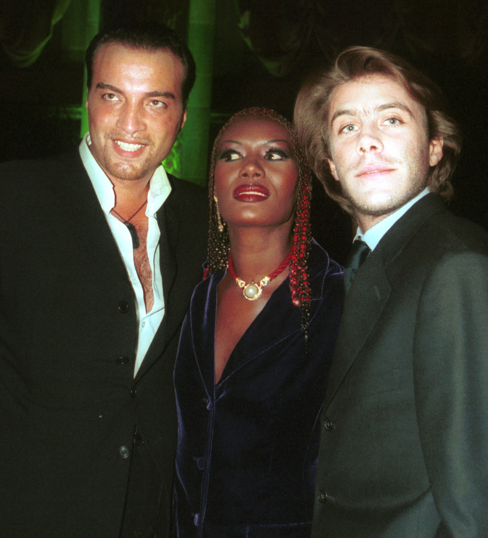 Grace Jones, au centre, son petit ami Attila, à gauche, et le prince Emanuele Filiberto di Savoia, le 9 décembre 2000, au Cipriani''s à New York. | Source : Getty Images