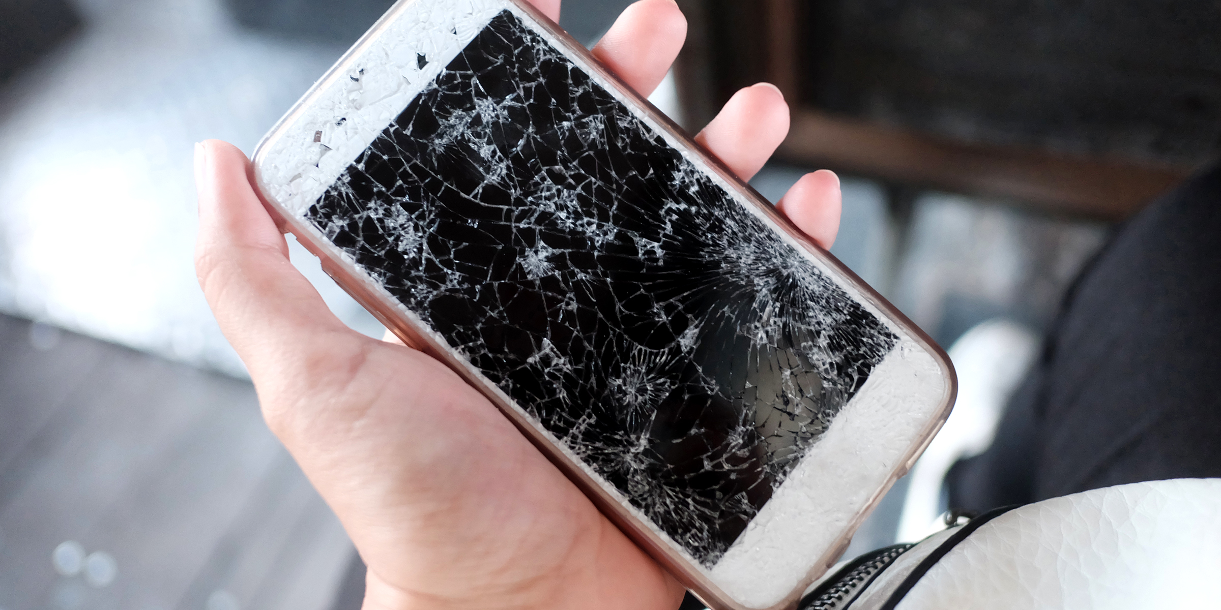 Un téléphone avec un écran fissuré | Source : Shutterstock