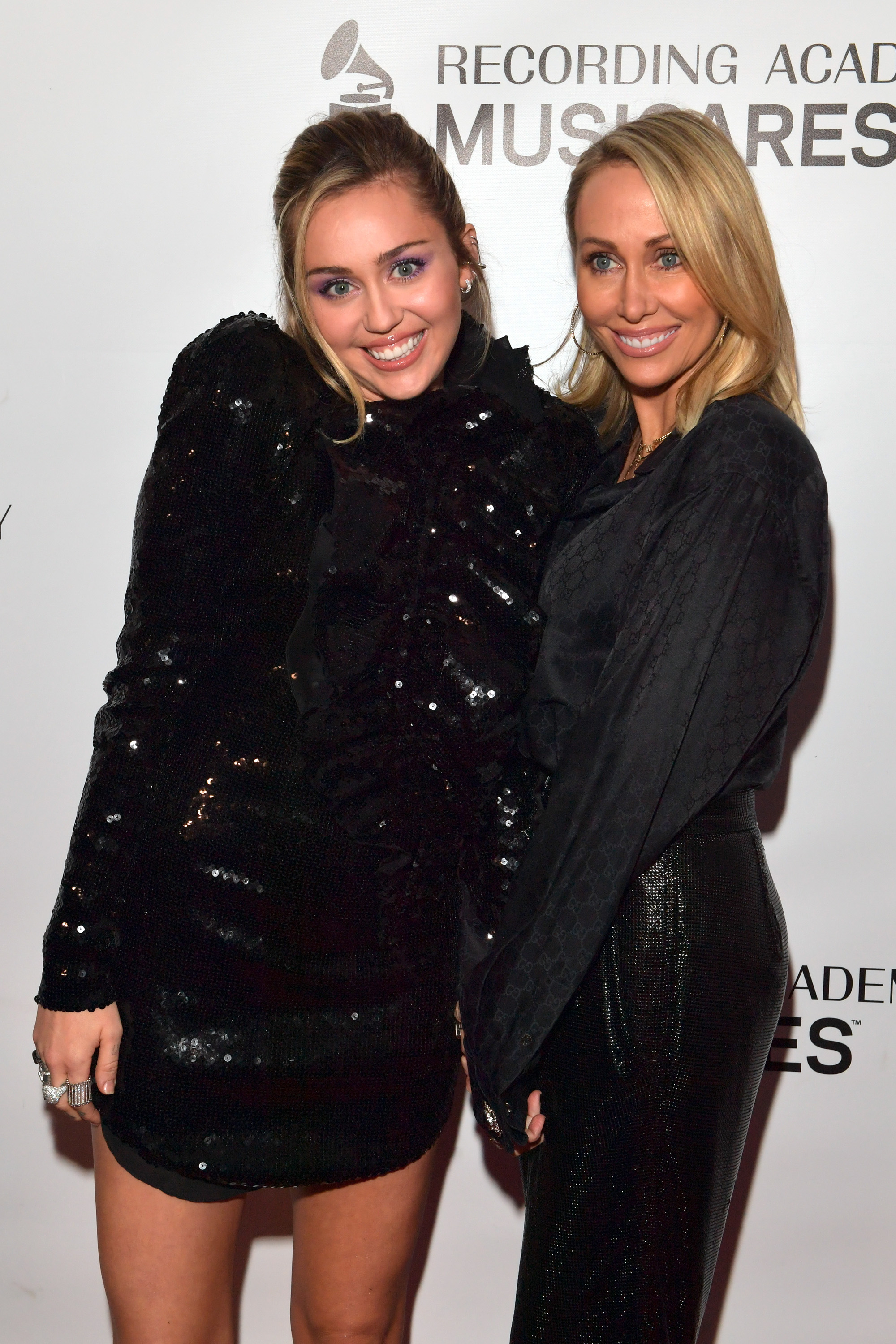 Miley Cyrus et Tish Cyrus assistent à la cérémonie MusiCares Person of the Year qui honore Dolly Parton à Los Angeles, en Californie, le 8 février 2019. | Source : Getty Images