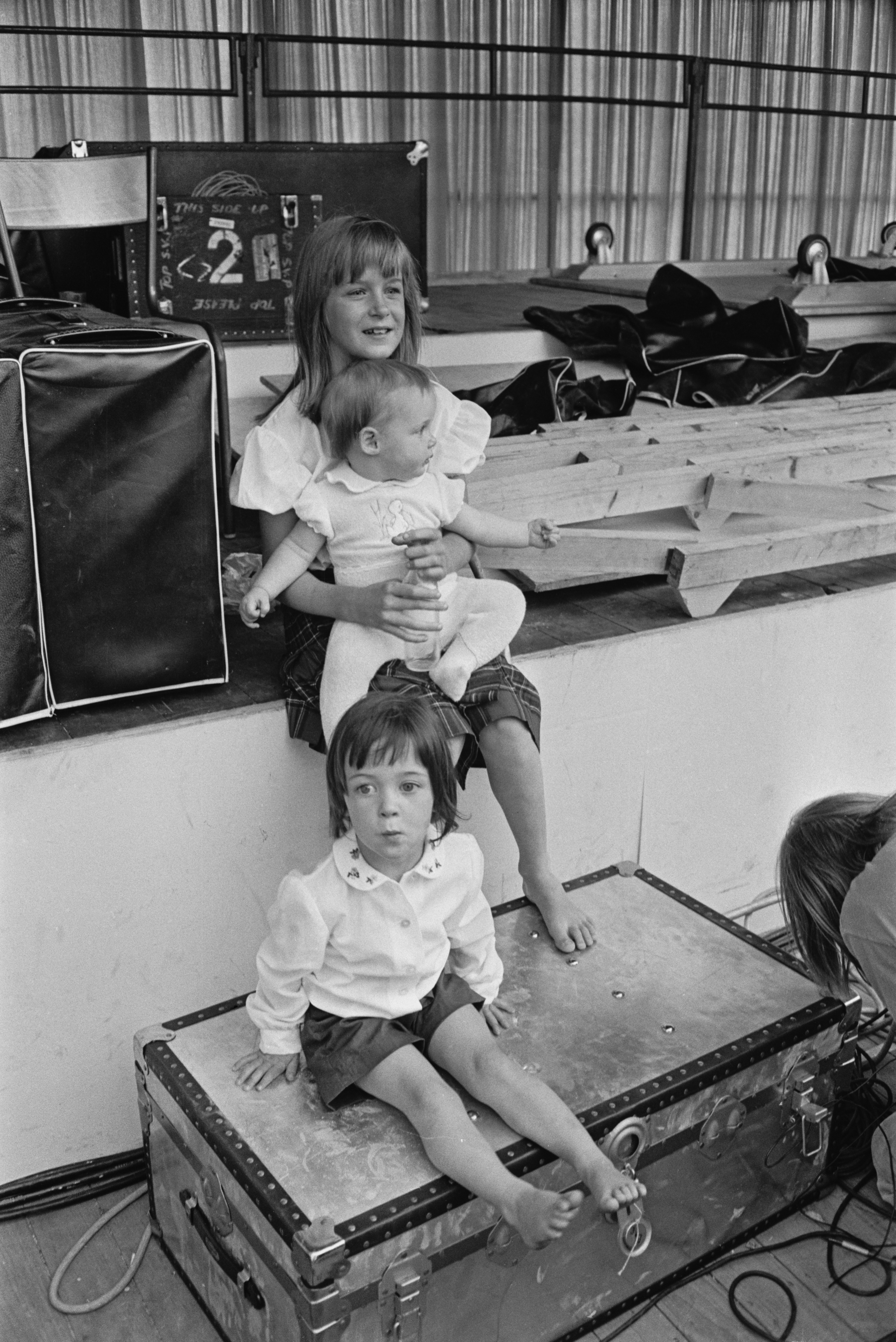 Heather, Stella et Mary McCartney regardent le groupe de leurs parents, Wings, en France, 1972 | Source : Getty Images