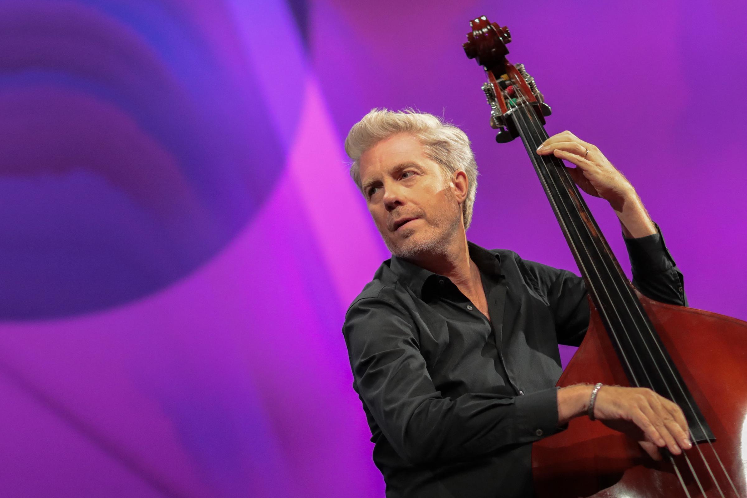 Kyle Eastwood se produisant lors d'une cérémonie d'hommage au cinéaste et réalisateur américain Jerry Schatzberg, dans le cadre du 49e Festival du cinéma américain de Deauville, le 1er septembre 2023. | Source : Getty Images