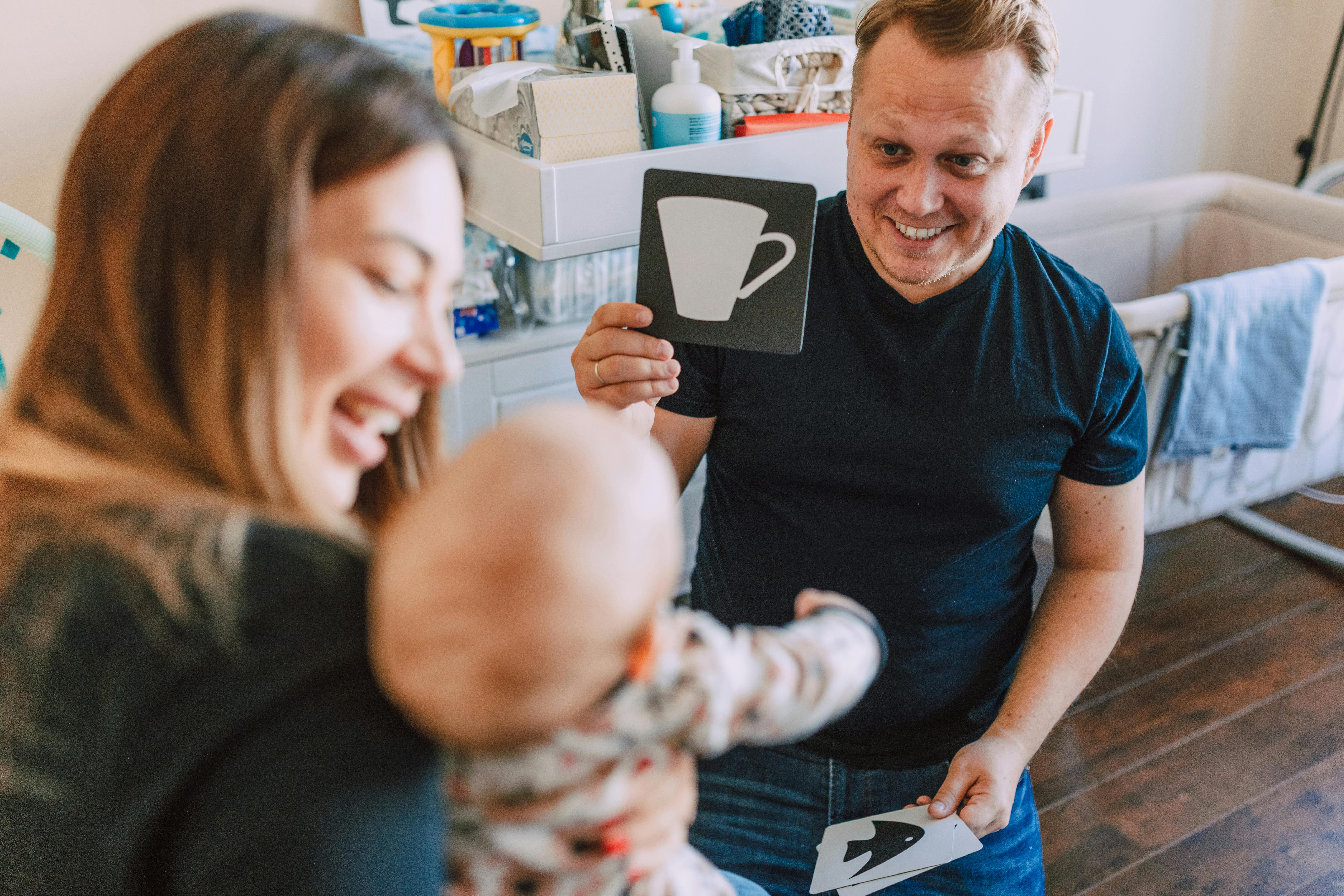 Un couple avec son bébé | Source : Pexels