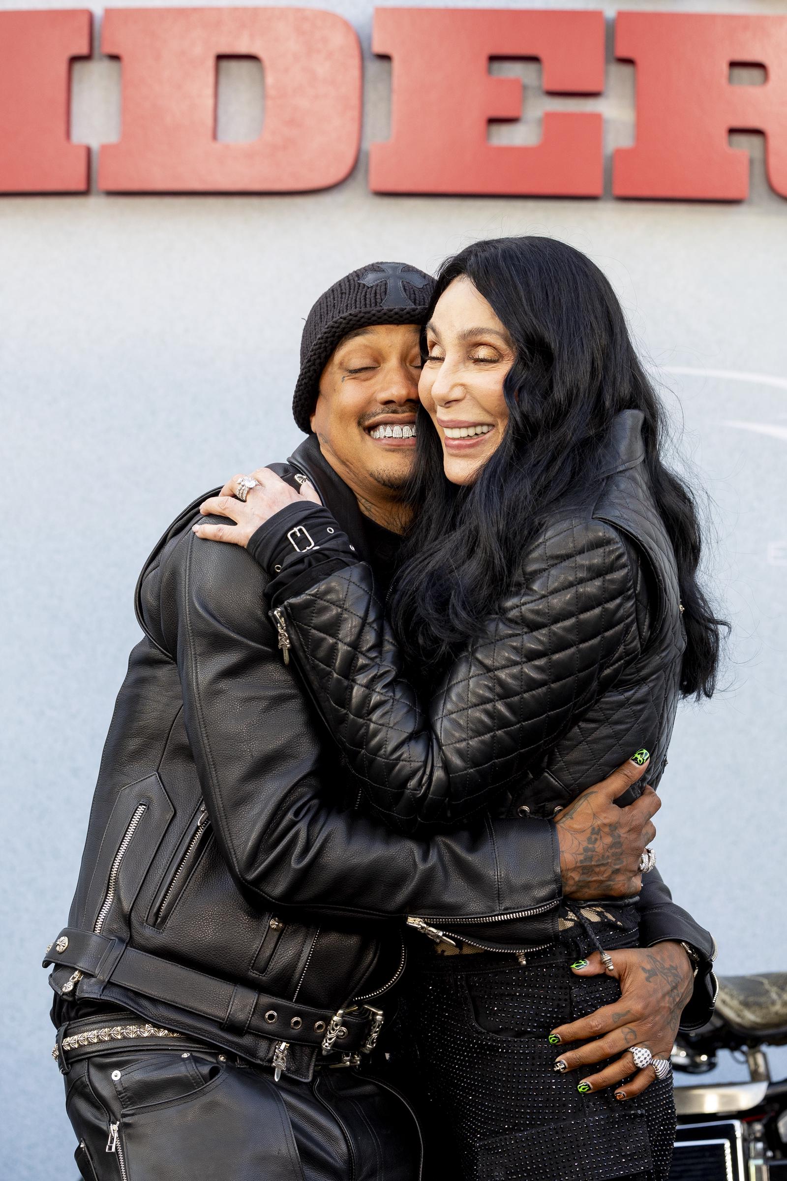 Alexander Edwards et Cher assistent à la première du film « The Bikeriders » au TCL Chinese Theatre le 17 juin 2024 à Hollywood, en Californie | Source : Getty Images