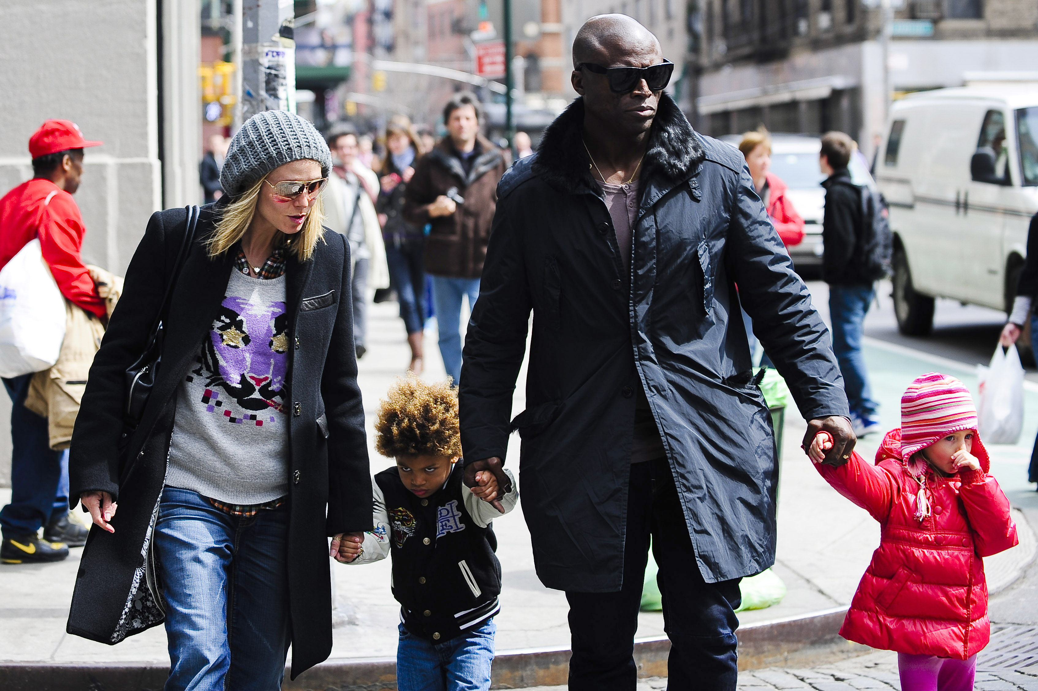 Heidi Klum, son fils Henry Samuel, le chanteur Seal et sa fille Leni Klum se promènent dans Soho le 13 avril 2009 à New York | Source : Getty Images