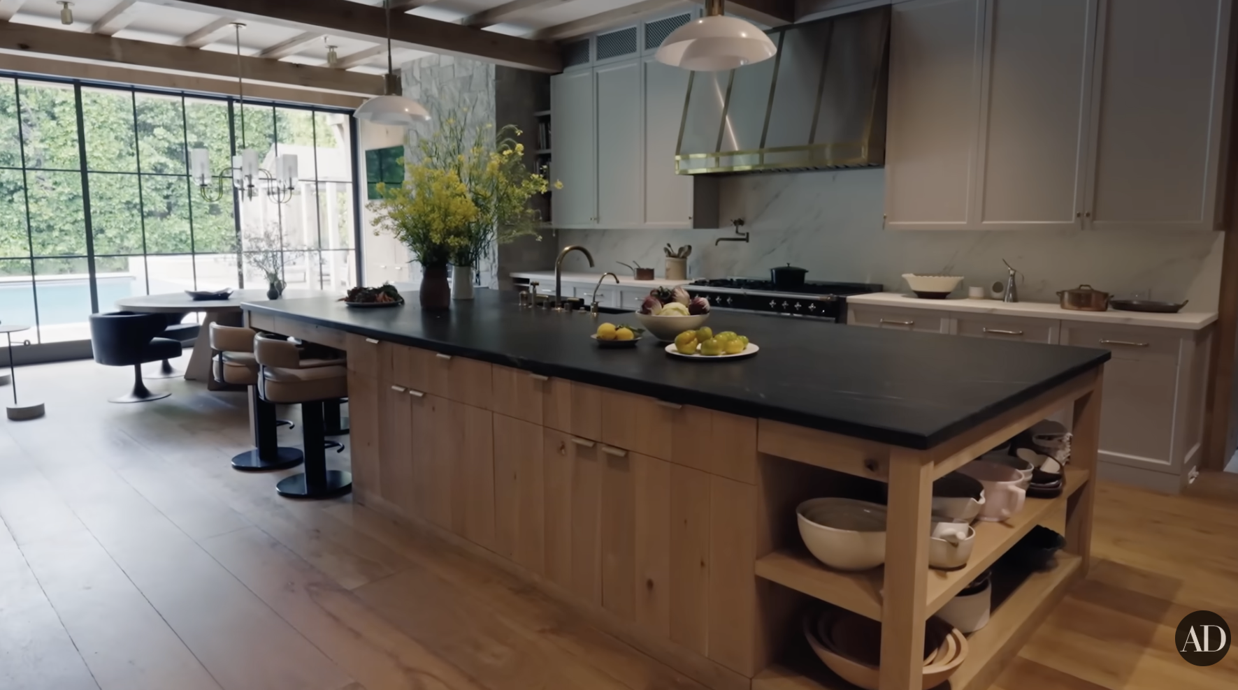 L’espace principal de la cuisine de Jennifer Garner tel qu’on le voit sur la vidéo YouTube d’Architectural Digest postée le 4 septembre 2024. | Source : YouTube/Architectural Digest