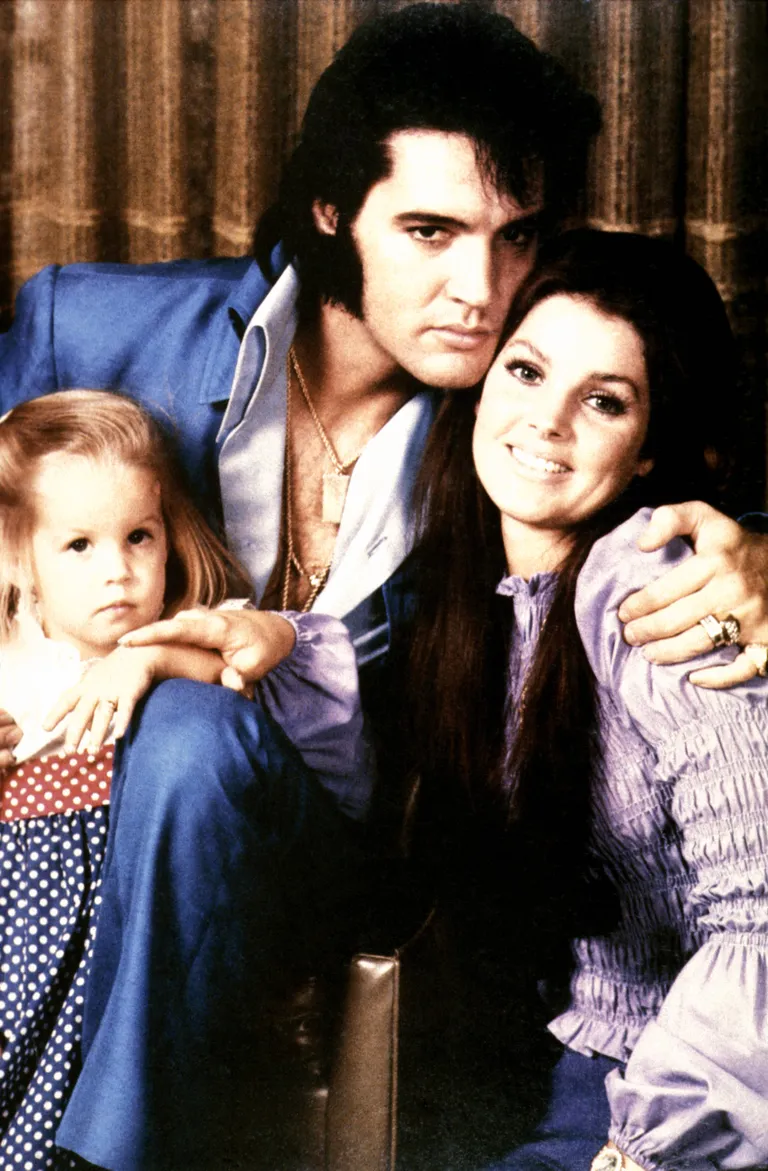 Lisa-Marie Presley et Priscilla Presley et Elvis Presley avec sa femme Priscilla et sa fille Lisa-Marie - c.1970 | Source : Getty Images
