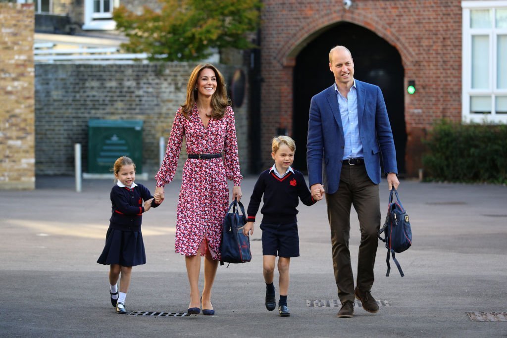 La princesse Charlotte arrive pour son premier jour d'école, avec son frère Prince George et ses parents le duc et la duchesse de Cambridge, à Thomas's Battersea. | Photo : Getty Images