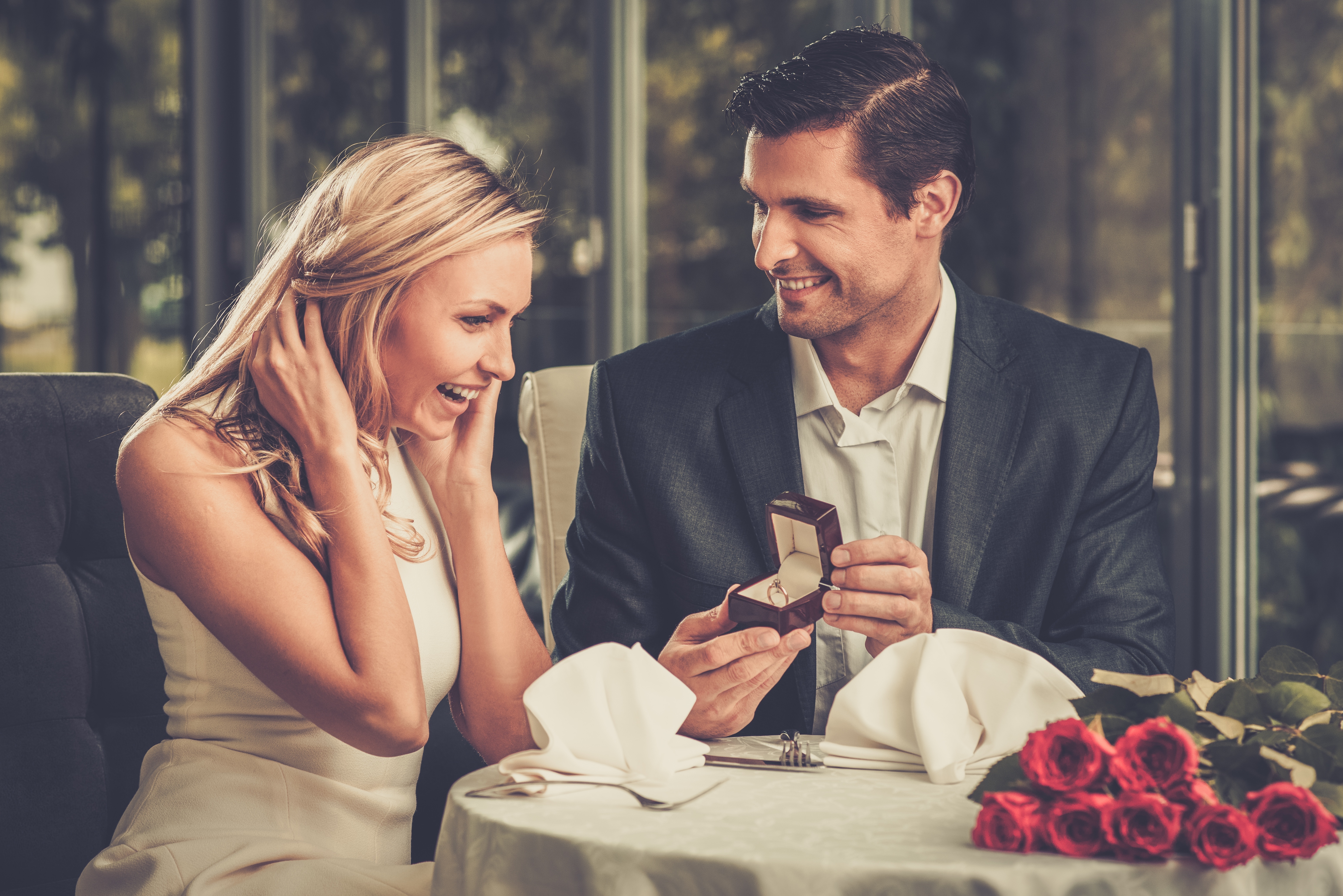 Un homme offrant une bague à une femme | Source : Shutterstock