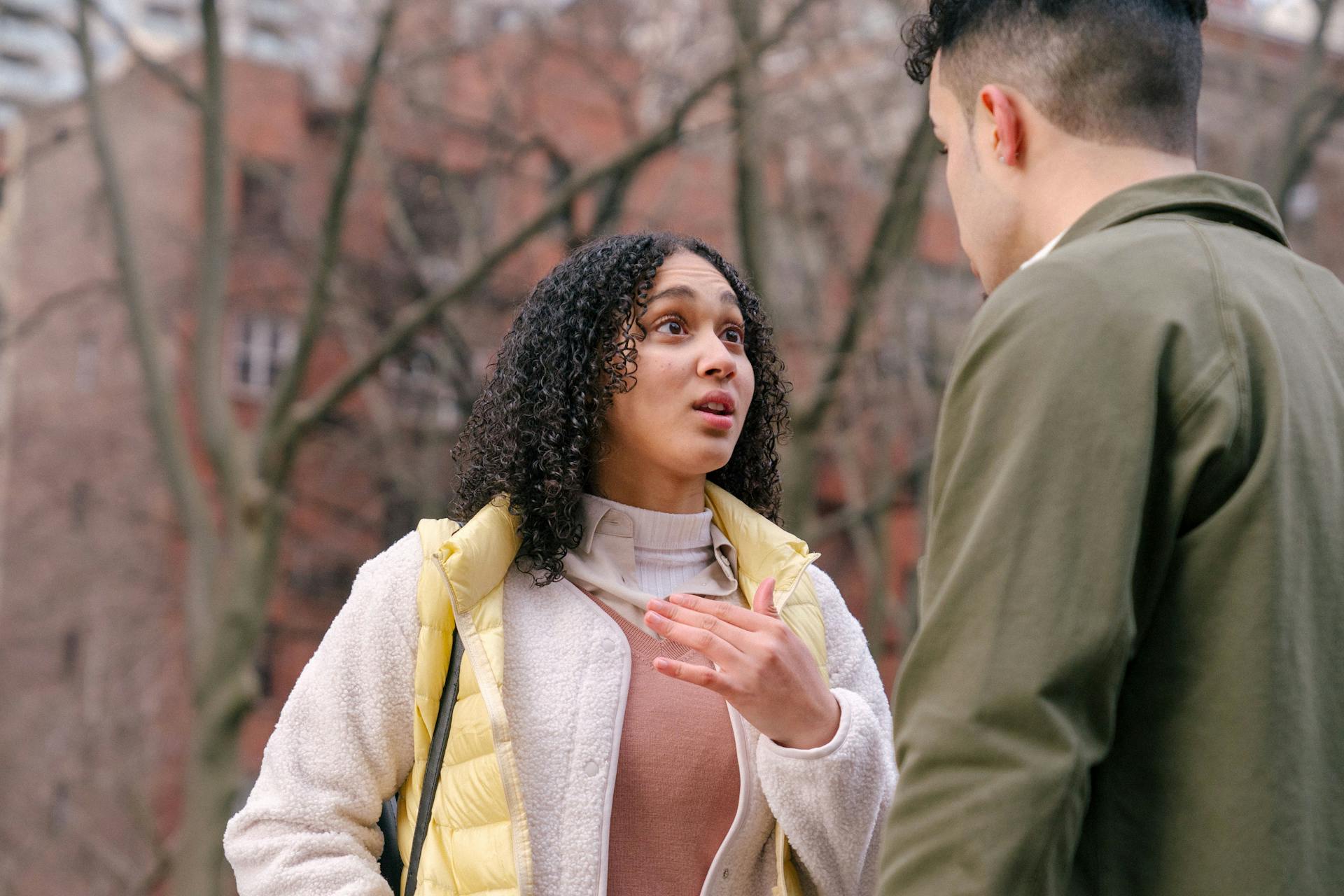 Un couple ayant une discussion animée | Source : Pexels