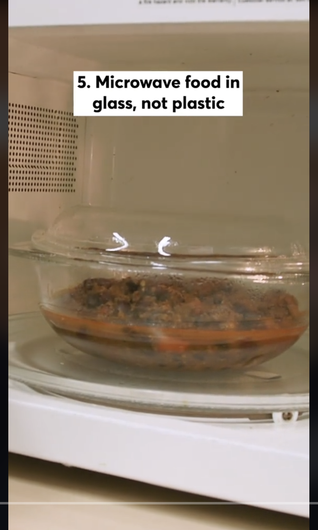 Un récipient en verre rempli d'aliments reposant dans un four à micro-ondes, comme on peut le voir dans une vidéo datée du 22 septembre 2023 | Source : TikTok/@consumerreports