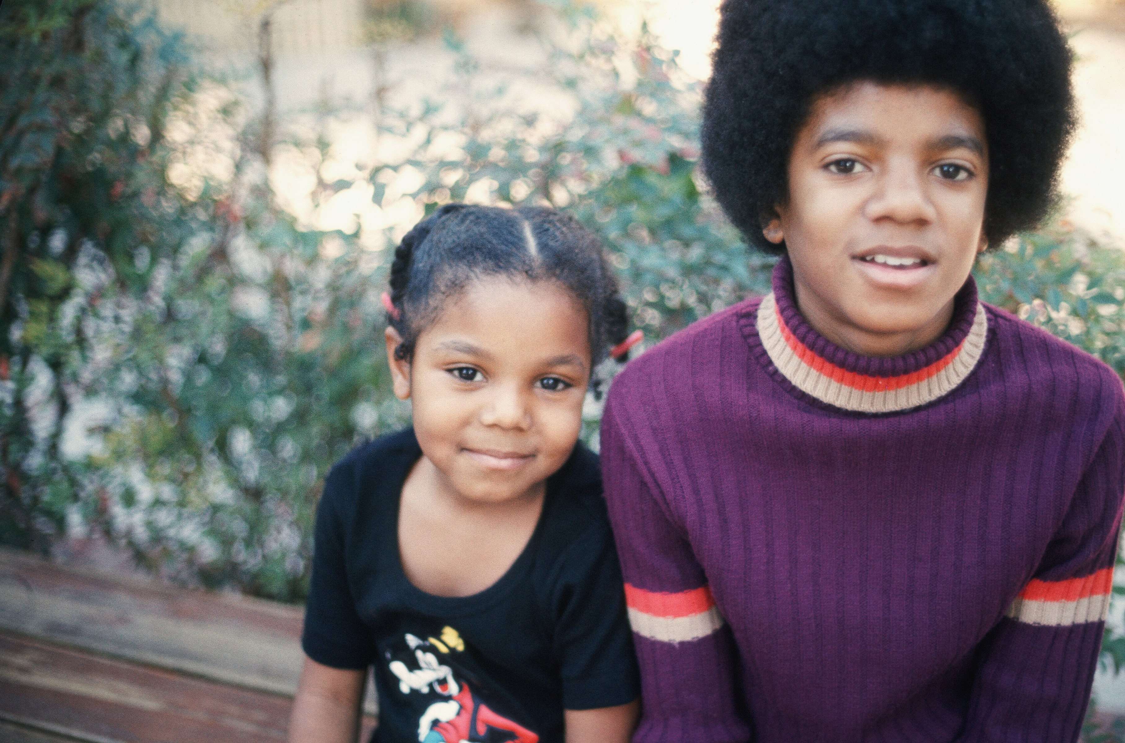 Janet et Michael Jackson photographiés dans leur maison familiale à Hollywood Hills, Los Angeles, 1972 | Source : Getty Images