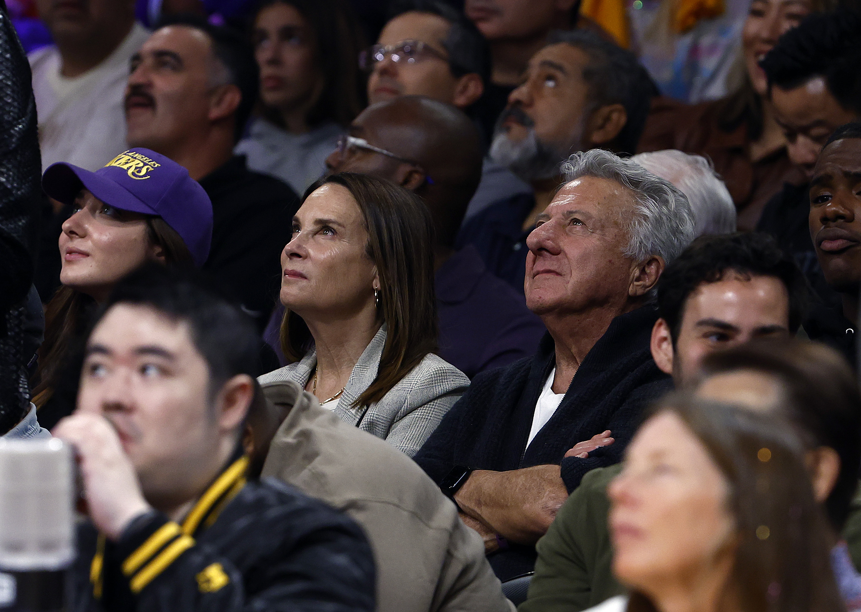Lisa Hoffman et Dustin Hoffman lors d'un match entre les LA Clippers et les Los Angeles Lakers dans le quatrième quart-temps à Los Angeles, en Californie, le 20 octobre 2022. | Source : Getty Images