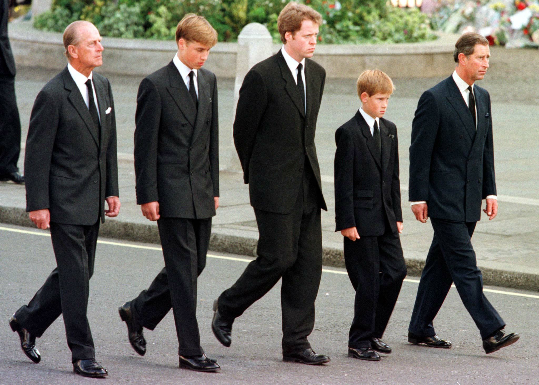 Le duc d'Édimbourg, le prince William, le comte Spencer, le prince Harry et le prince Charles marchent à l'extérieur de l'abbaye de Westminster pendant les funérailles de Diana, princesse de Galles, le 06 septembre 1997 | Source : Getty Images
