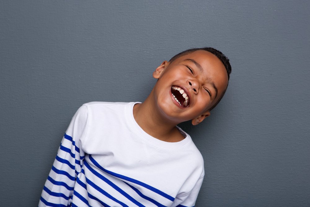 Un garçon mort de rire. Photo : Shutterstock