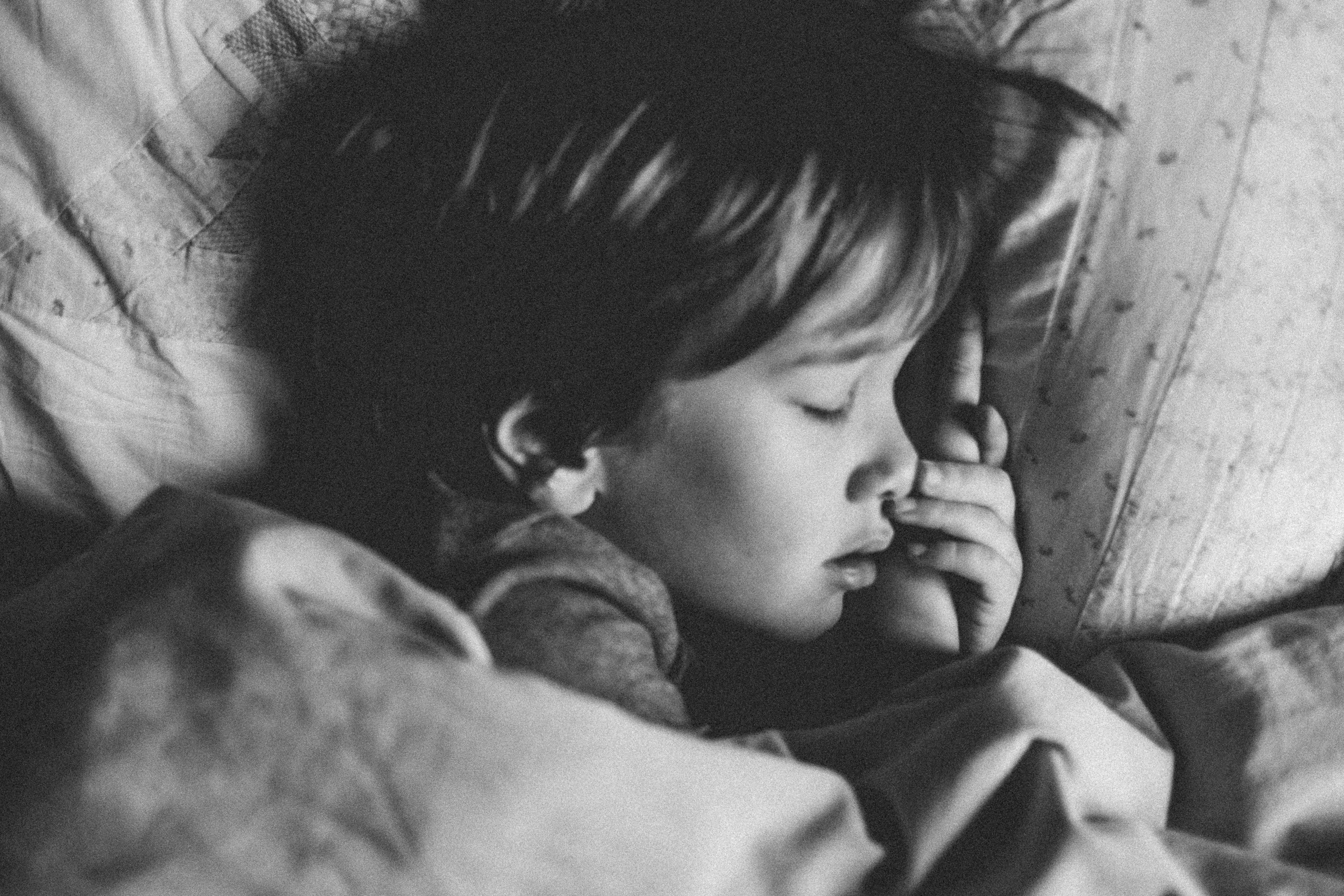 Un enfant qui dort sur le lit | Source : Unsplash