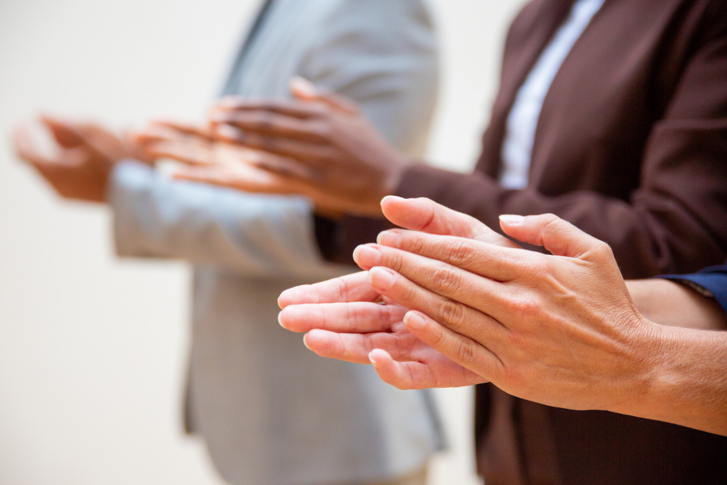 Les gens frappent dans leurs mains | Source : Freepik