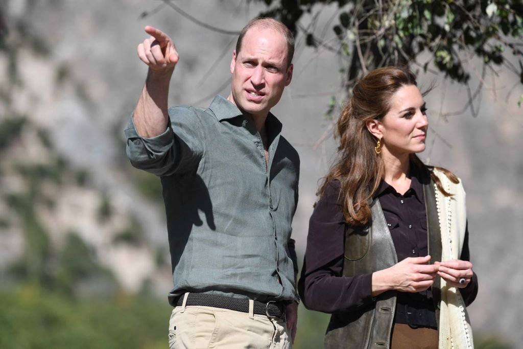 Le prince William, duc de Cambridge et Catherine, duchesse de Cambridge visitent le village de Bumburet | Photo : Getty ImagesKate et William|
