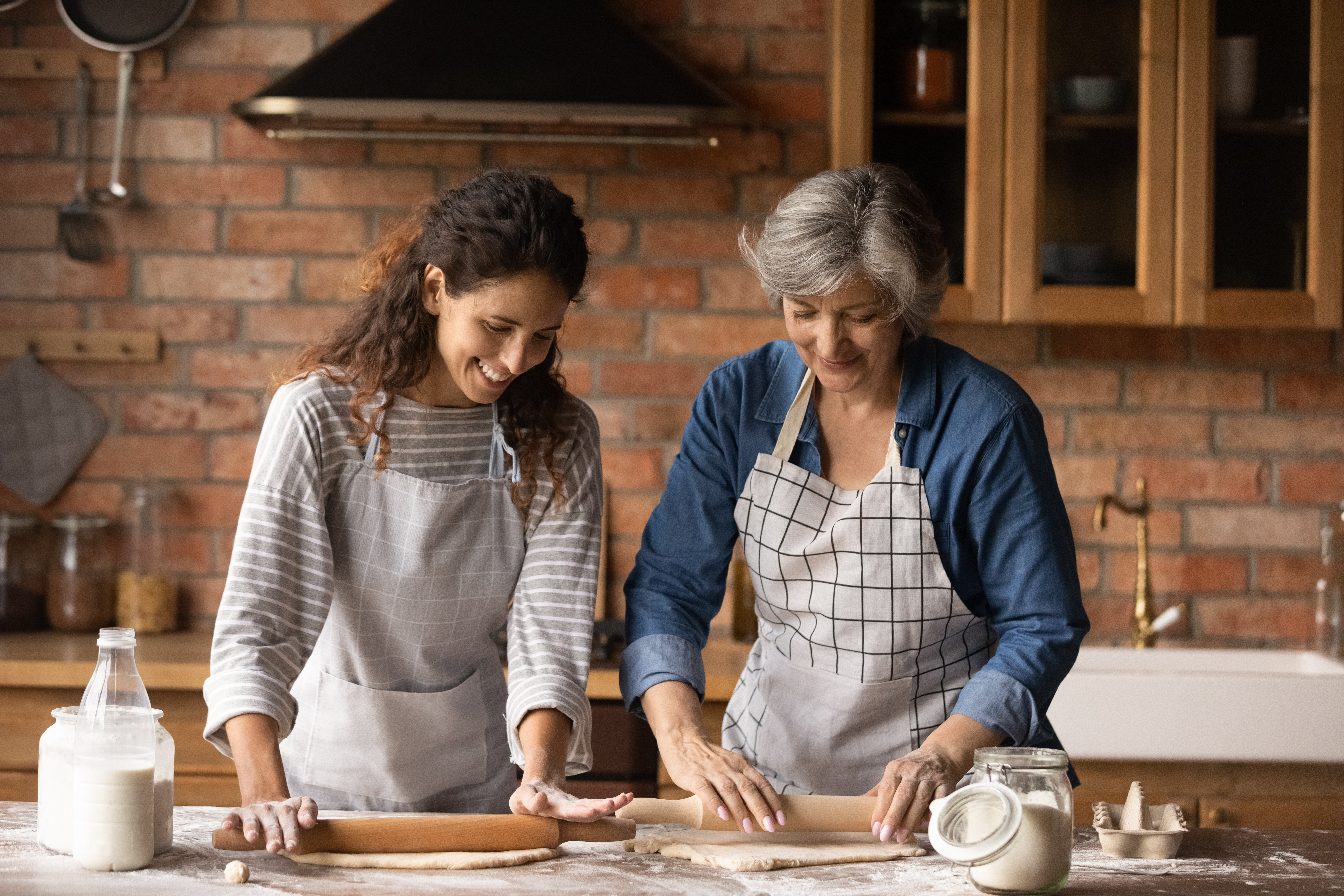 Une jeune femme et une femme plus âgée sont en train de cuisiner | Source : Shutterstock