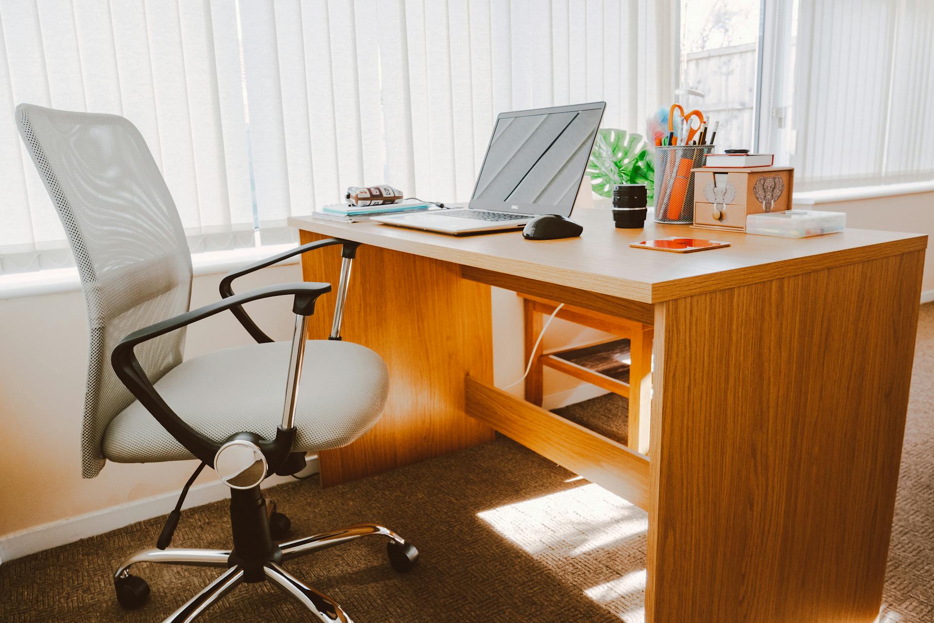 Un bureau et une chaise dans un bureau | Source : Pexels