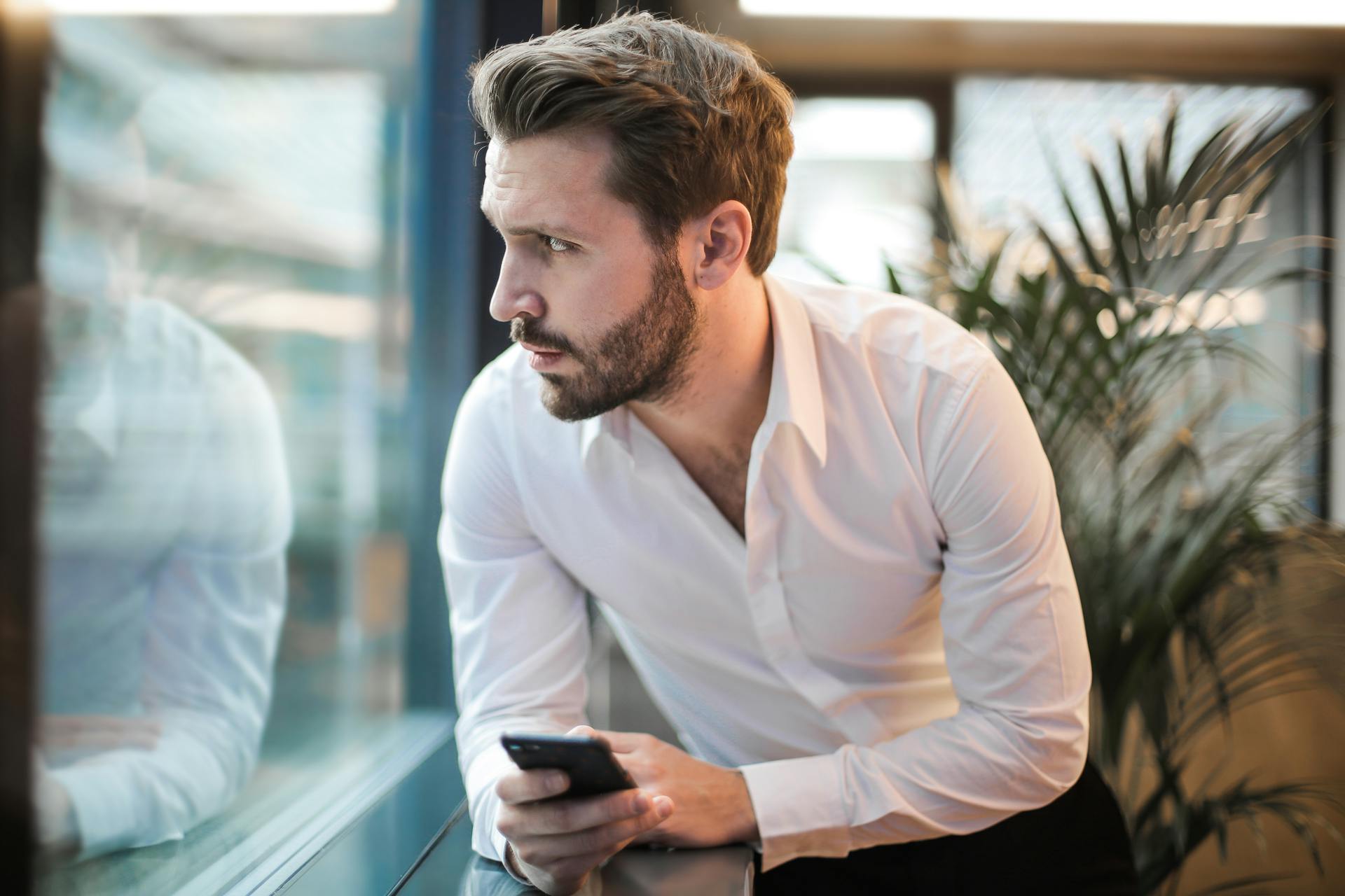 Un homme au téléphone, inquiet | Source : Pexels