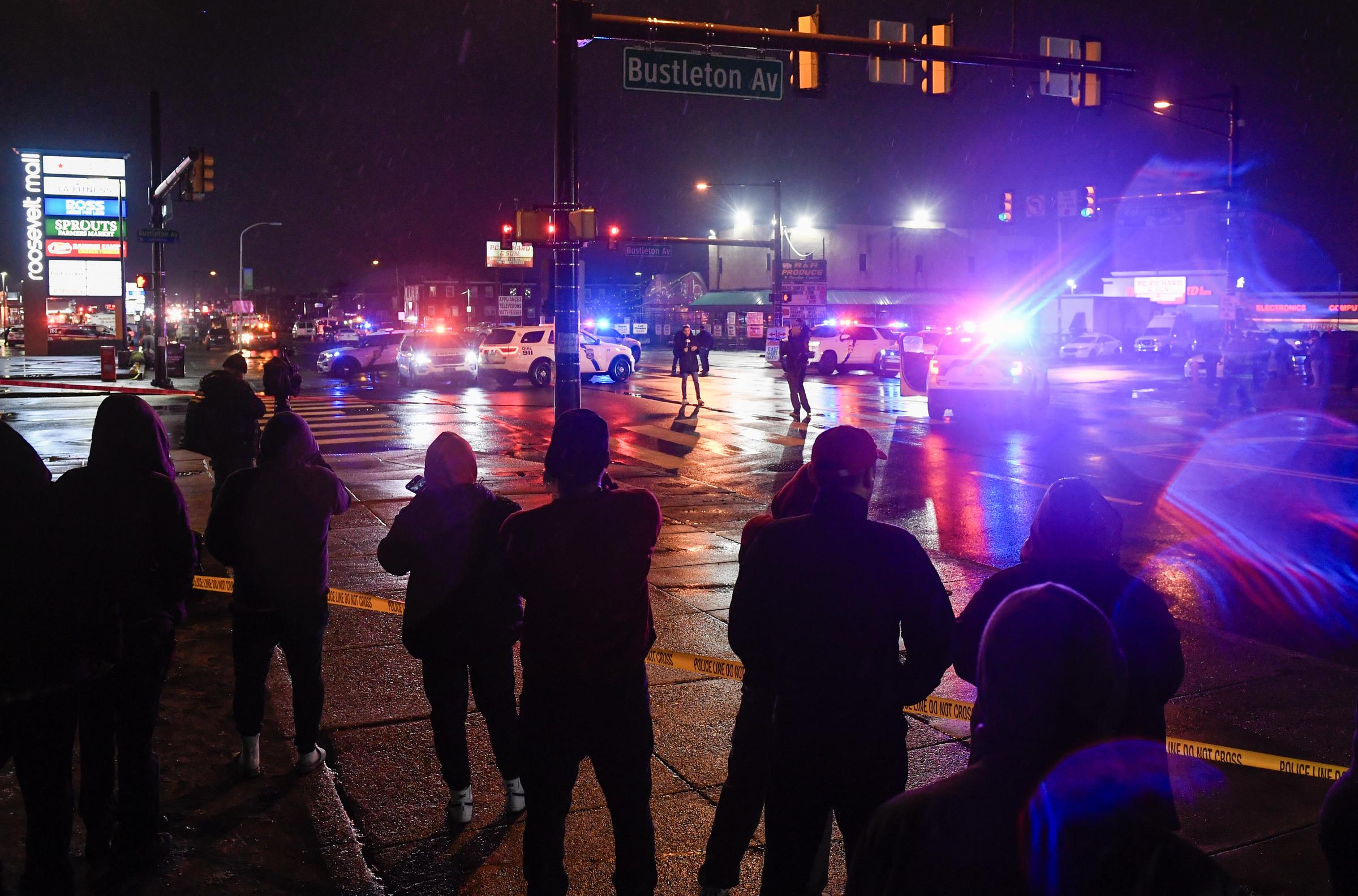 Les gens se rassemblent alors que les membres des services d'urgence interviennent suite à un accident d'avion dans un quartier proche de Cottman Avenue à Philadelphie, Pennsylvanie, le 31 janvier 2025 | Source : Getty Images