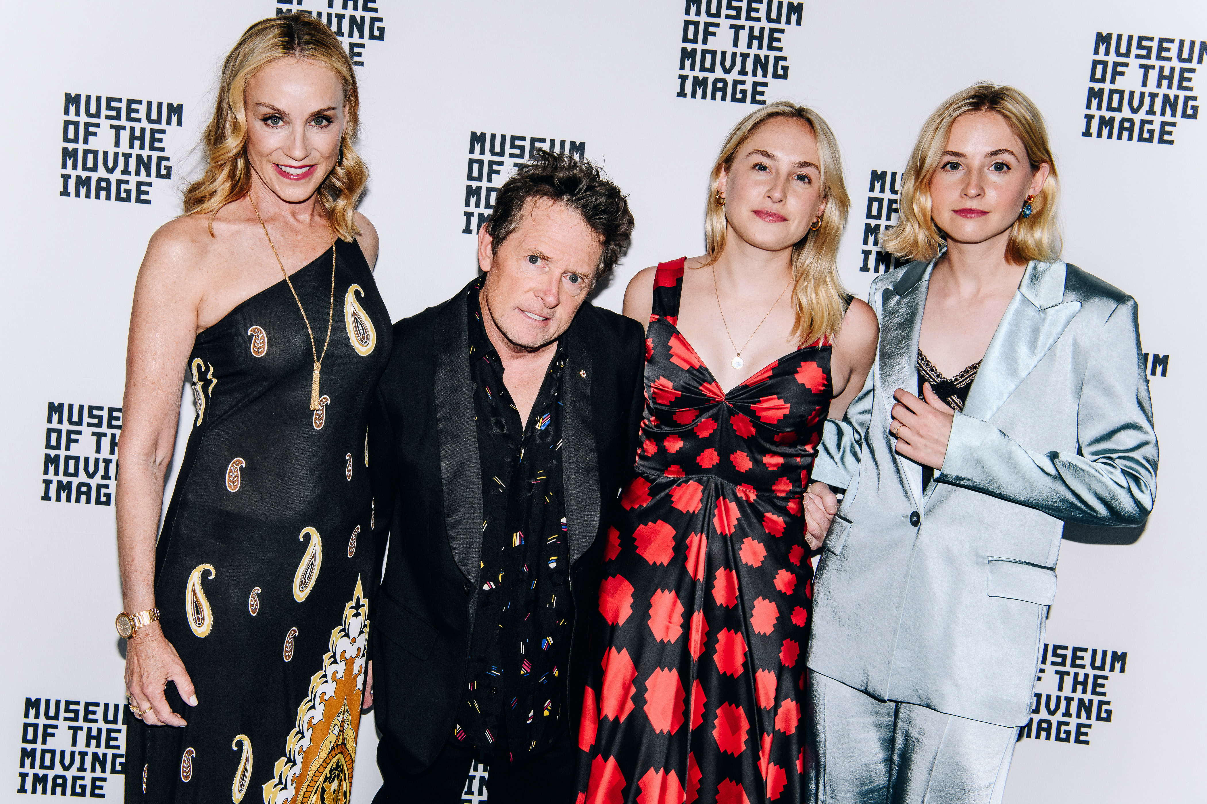 Tracy Pollan et Michael J. Fox avec leurs filles jumelles Aquinnah et Schuyler Fox lors des Spring Moving Image Awards à New York le 6 juin 2023 | Source : Getty Images