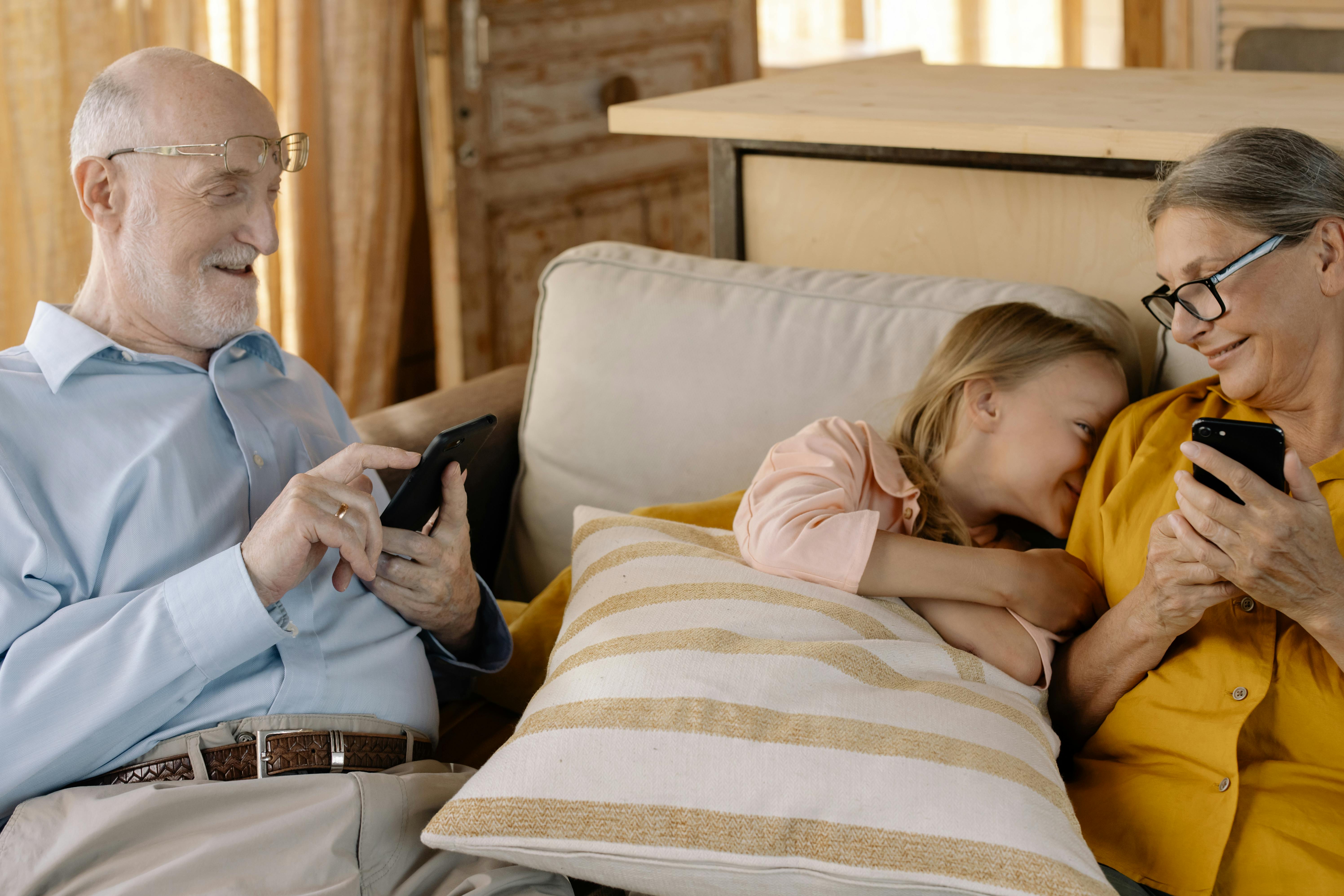 Les grands-parents tissent des liens avec leur petit-enfant | Source : Pexels