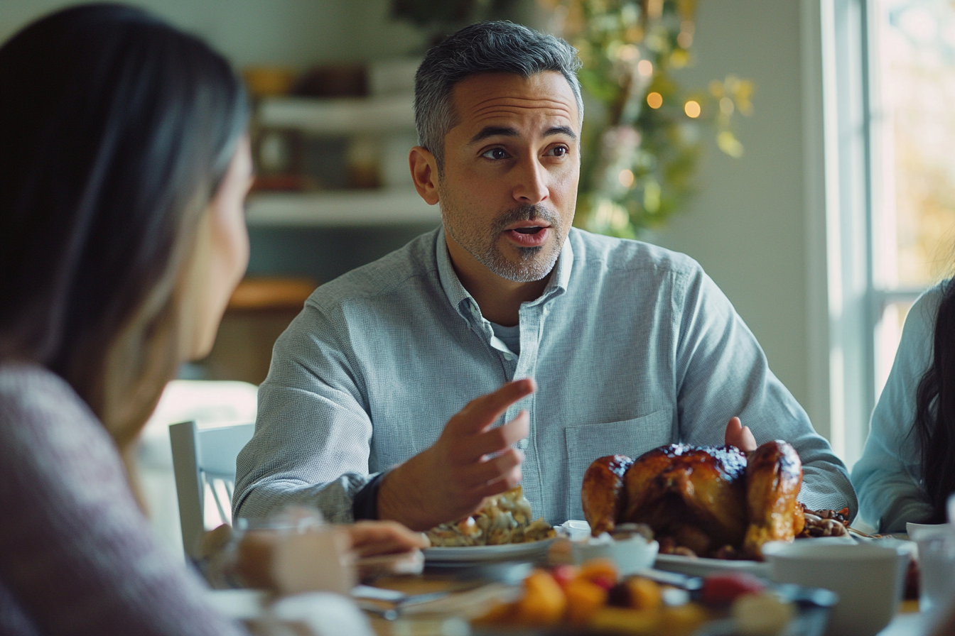 Un homme à l'expression tendue qui parle à la table du dîner, tandis que les autres écoutent attentivement | Source : Midjourney