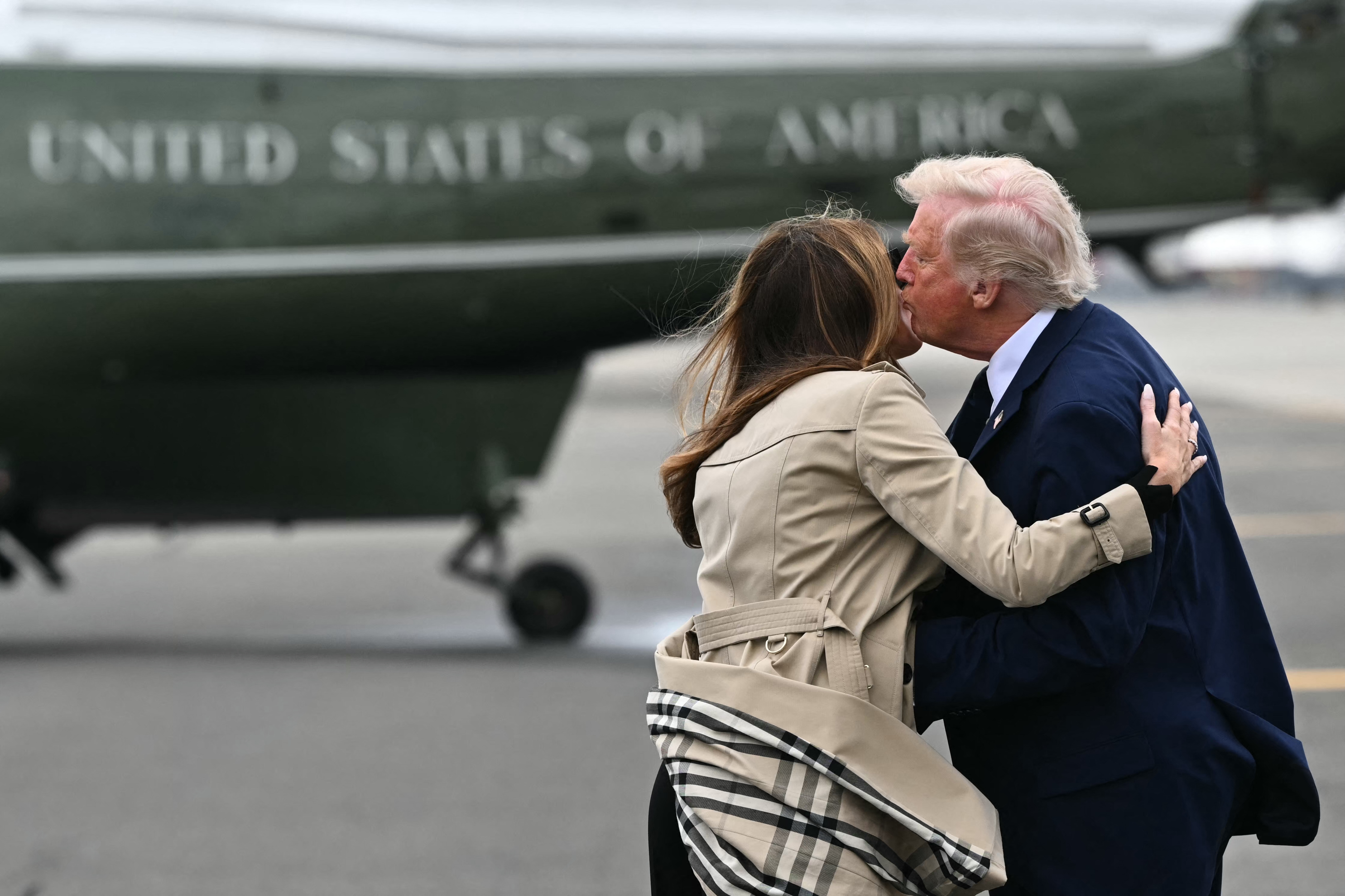 Donald Trump embrasse La Première Dame Melania Trump alors qu'ils descendent d'Air Force One à leur arrivée à l'aéroport international de Newark Liberty dans le New Jersey, le 26 avril 2025. | Source : Getty Images