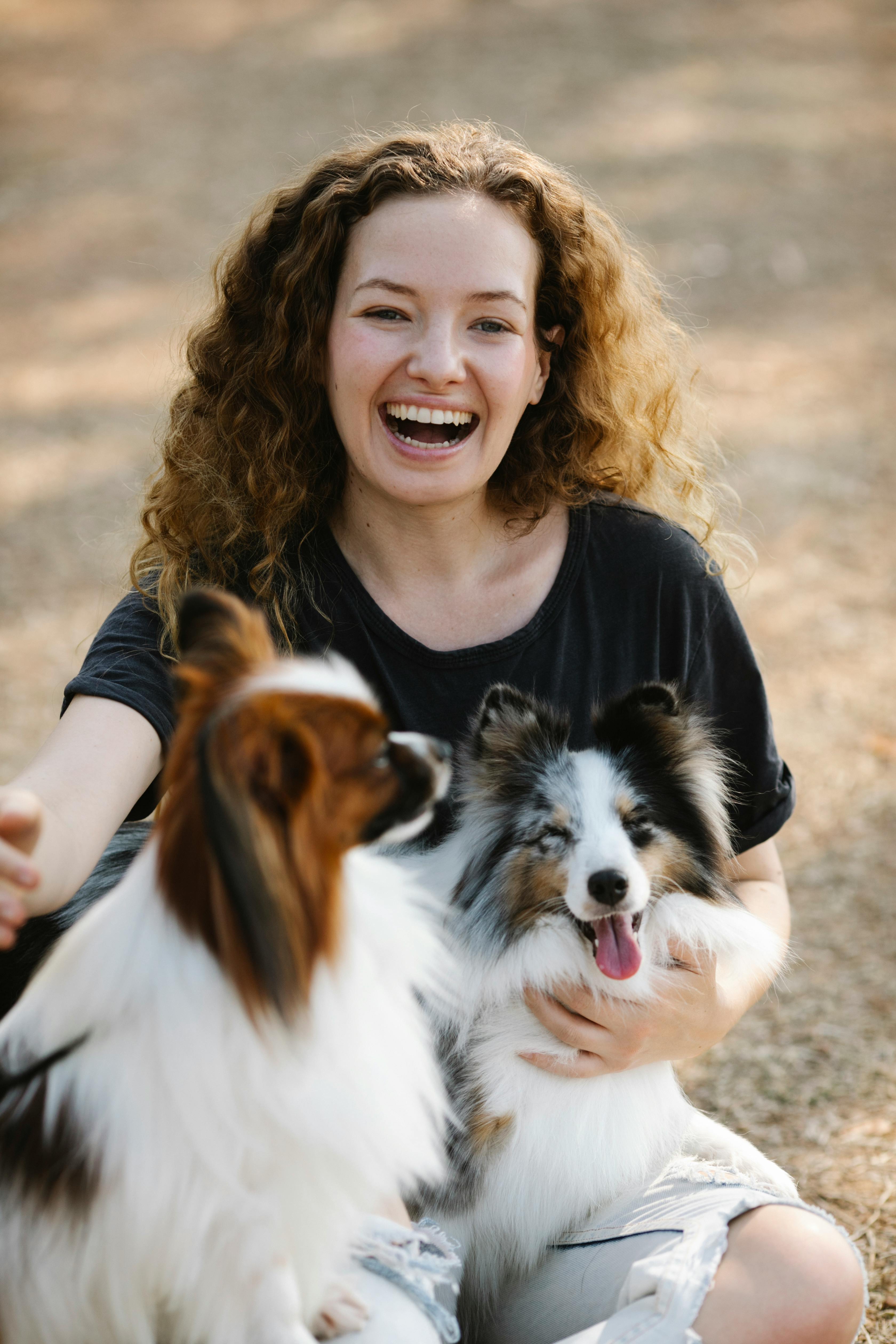 Une femme avec ses chiens | Source : Pexels