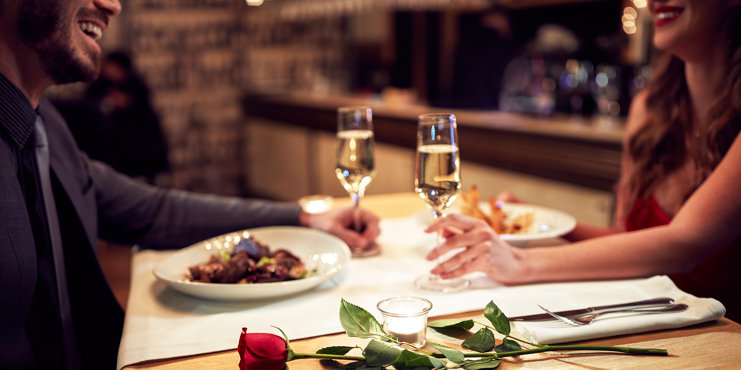 Un couple qui prend un dîner romantique | Source : Shutterstock