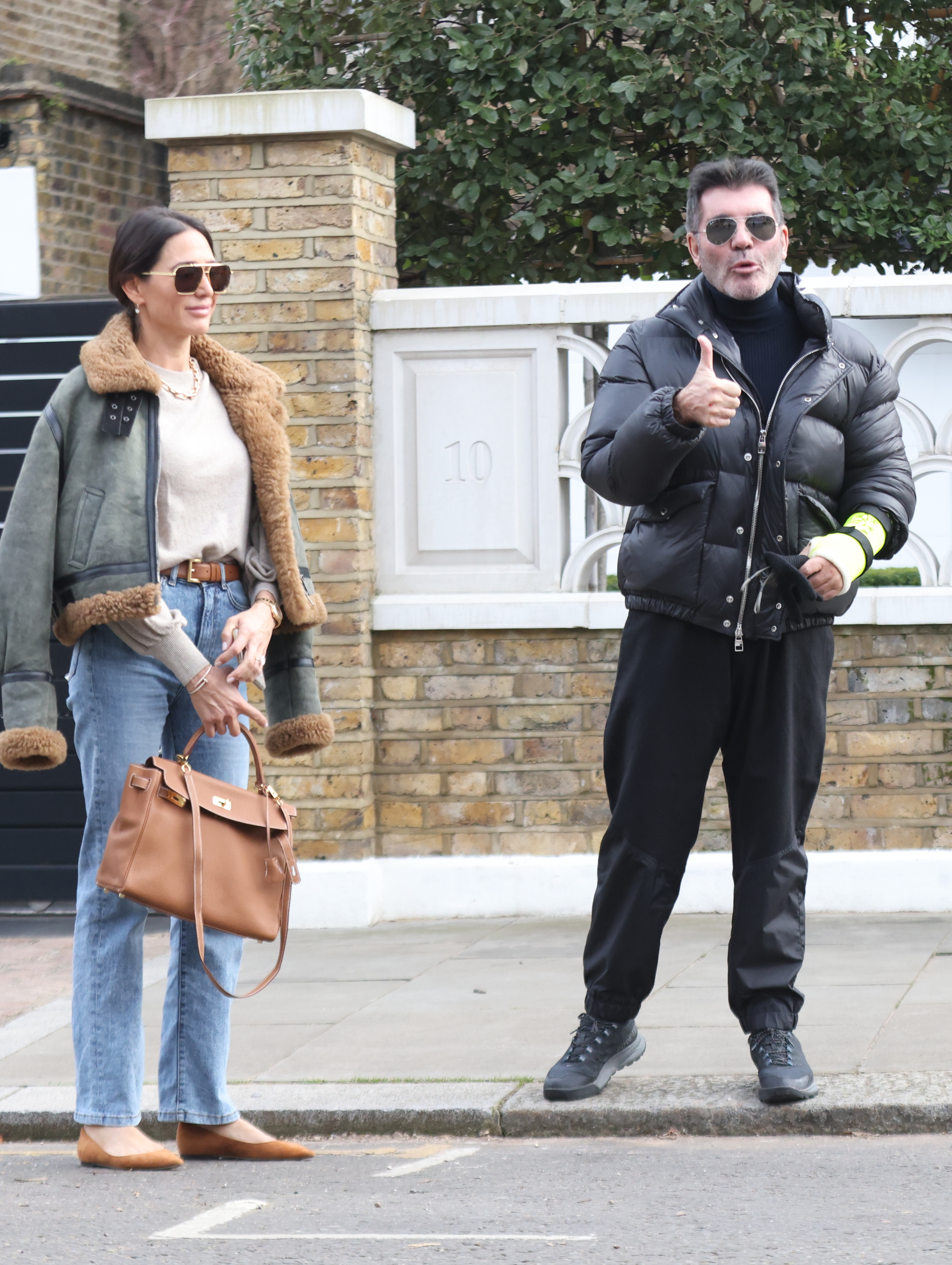 Simon Cowell et sa compagne Lauren Silverman devant leur maison de Holland Park à Londres le 2 février 2022 | Source : Getty Images