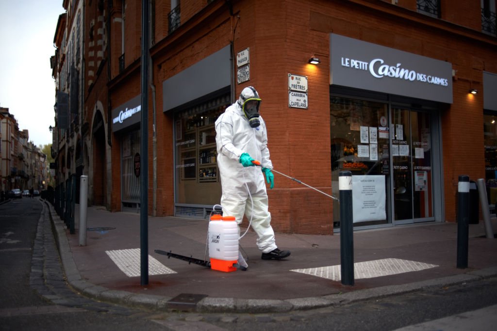 Un travailleur désinfectant les rues de Toulouse à l'aide de javel diluée le 7 avril 2020. l Source : Getty Images