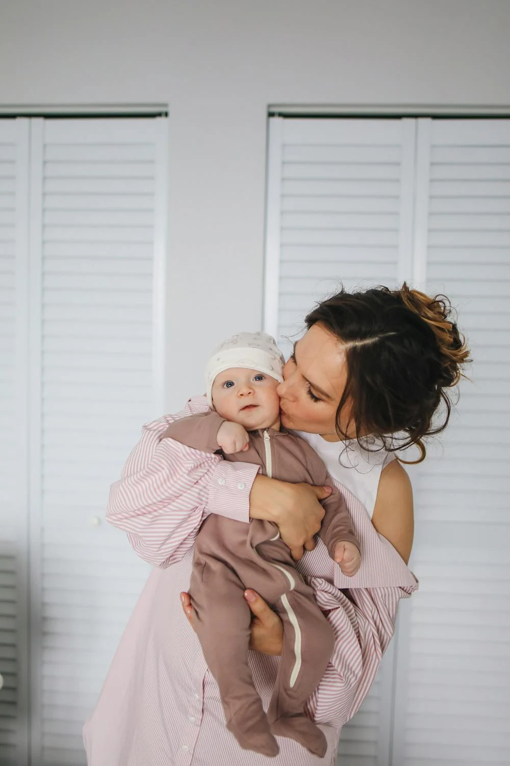 Une femme embrassant un bébé | Source : Pexels