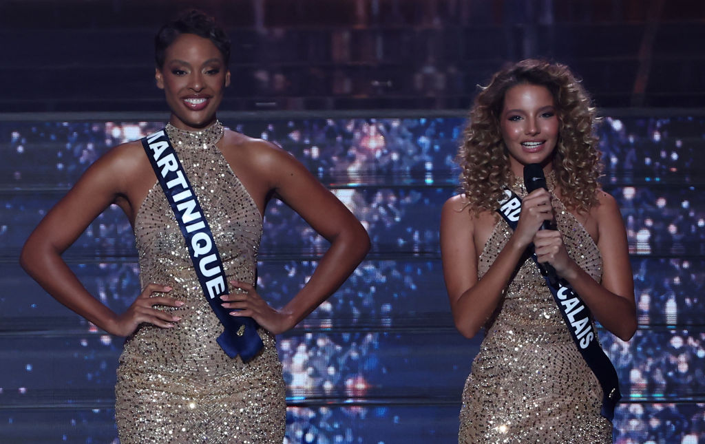 Miss Nord-Pas-de-Calais Sabah Aib à côté de Miss Martinique Angélique Angarni-Filopon lors du concours de beauté Miss France 2025 à l'Arena Futuroscope à Chasseneuil-du-Poitou, dans le centre-ouest de la France | Source : Getty Images