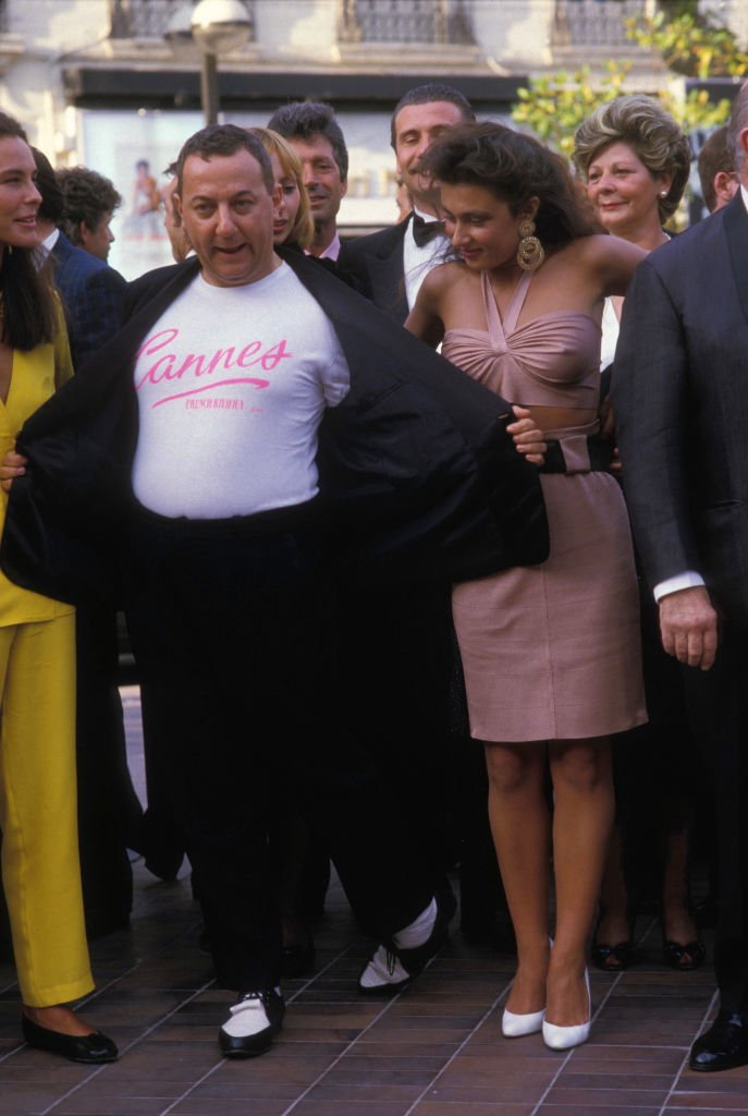  Coluche et sa compagne Fred lors du 38ème Festival de Cannes le 18 mai 1985, France.| Photo : Getty Images