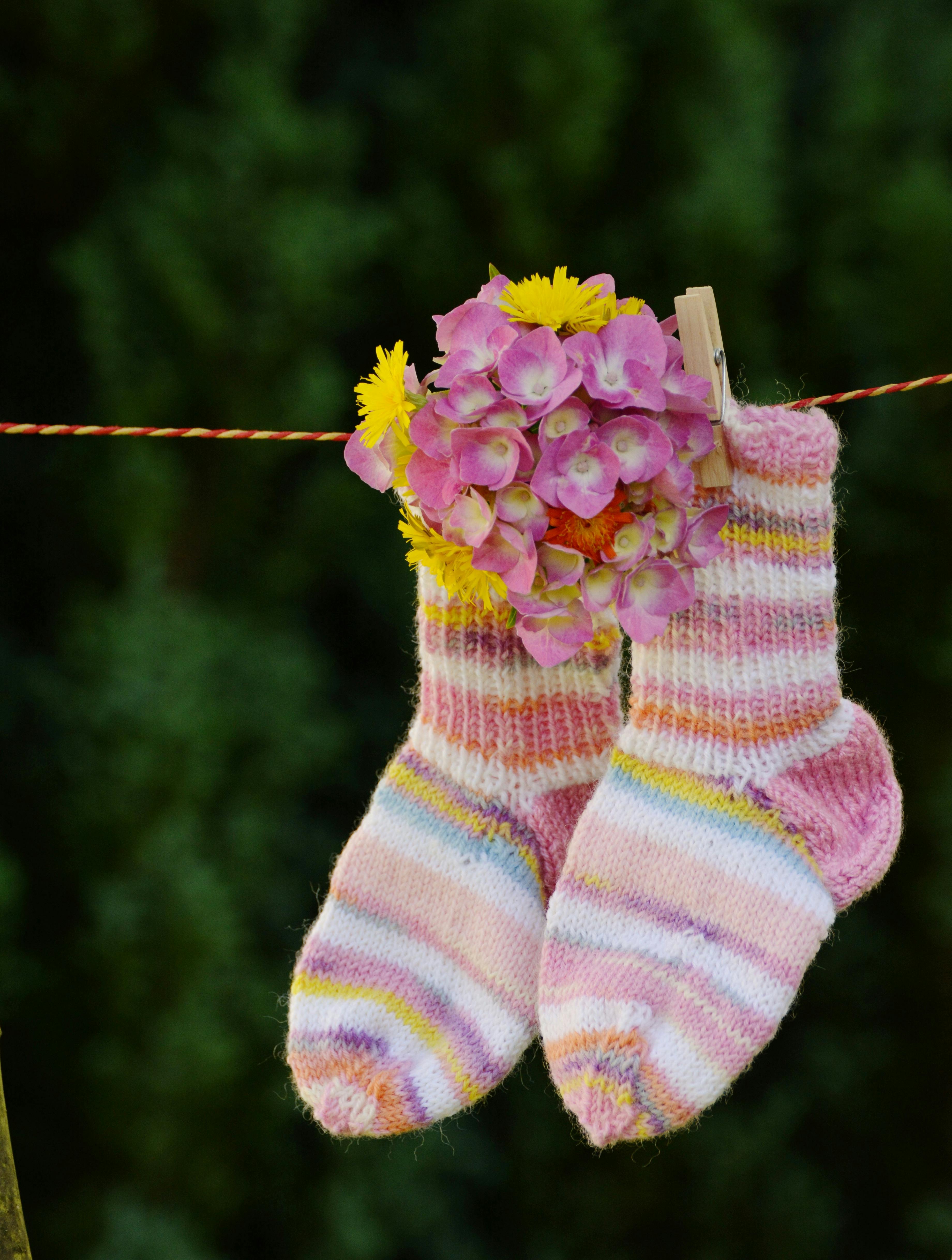 Chaussettes avec des fleurs | Source : Pexels