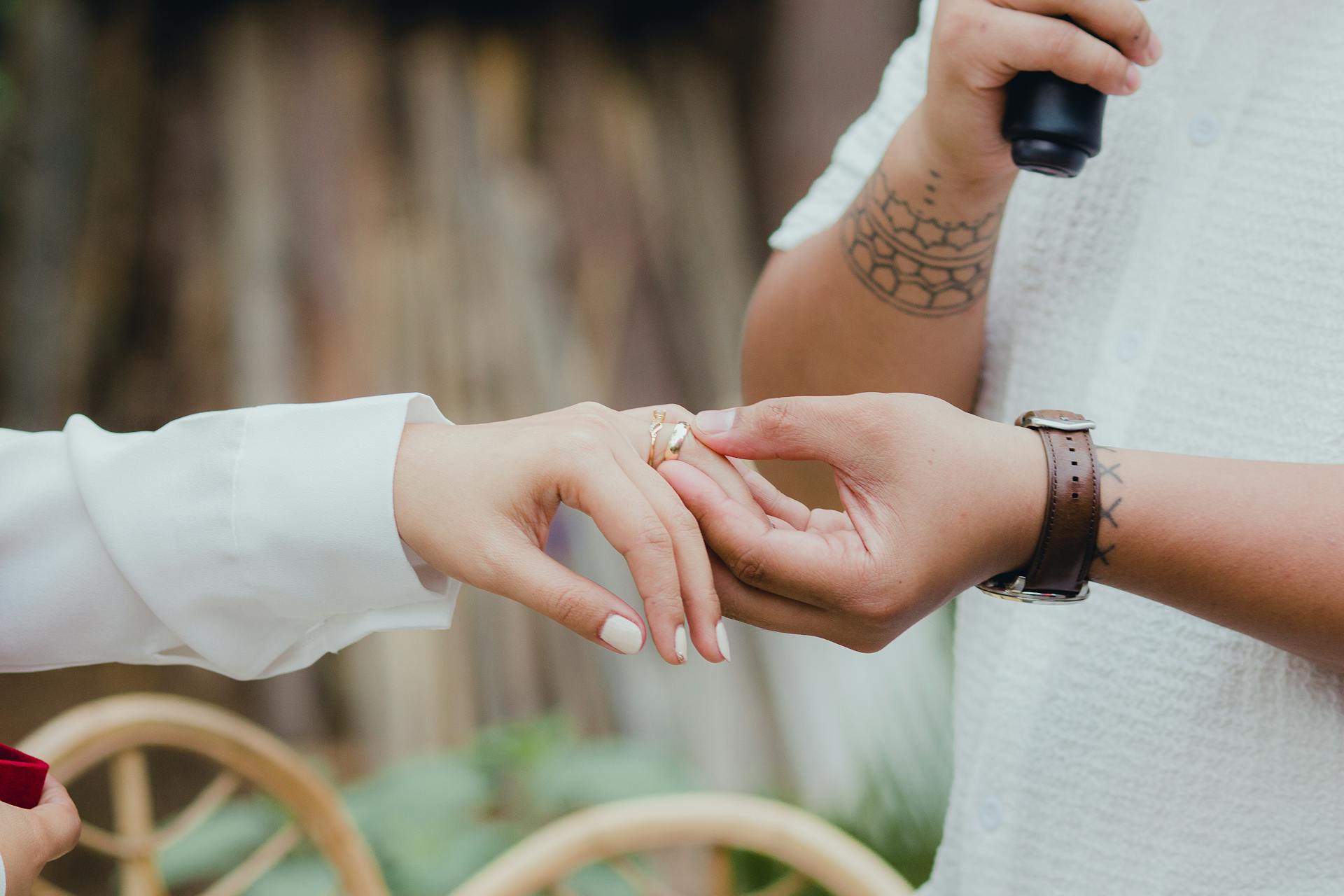 Un homme mettant une bague au doigt d'une femme | Source : Pexels