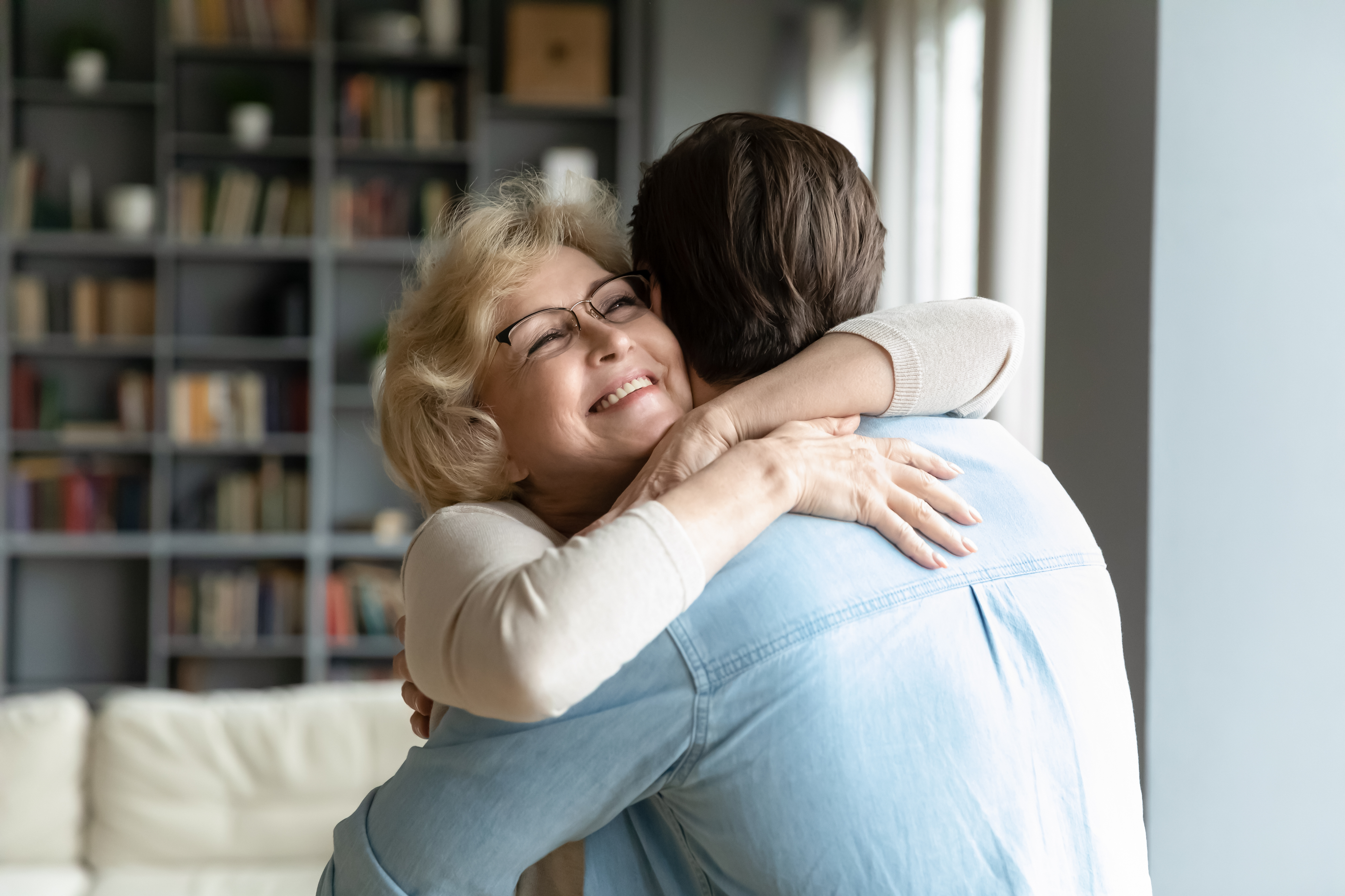 Mère et fils se serrant dans les bras | Source : Shutterstock