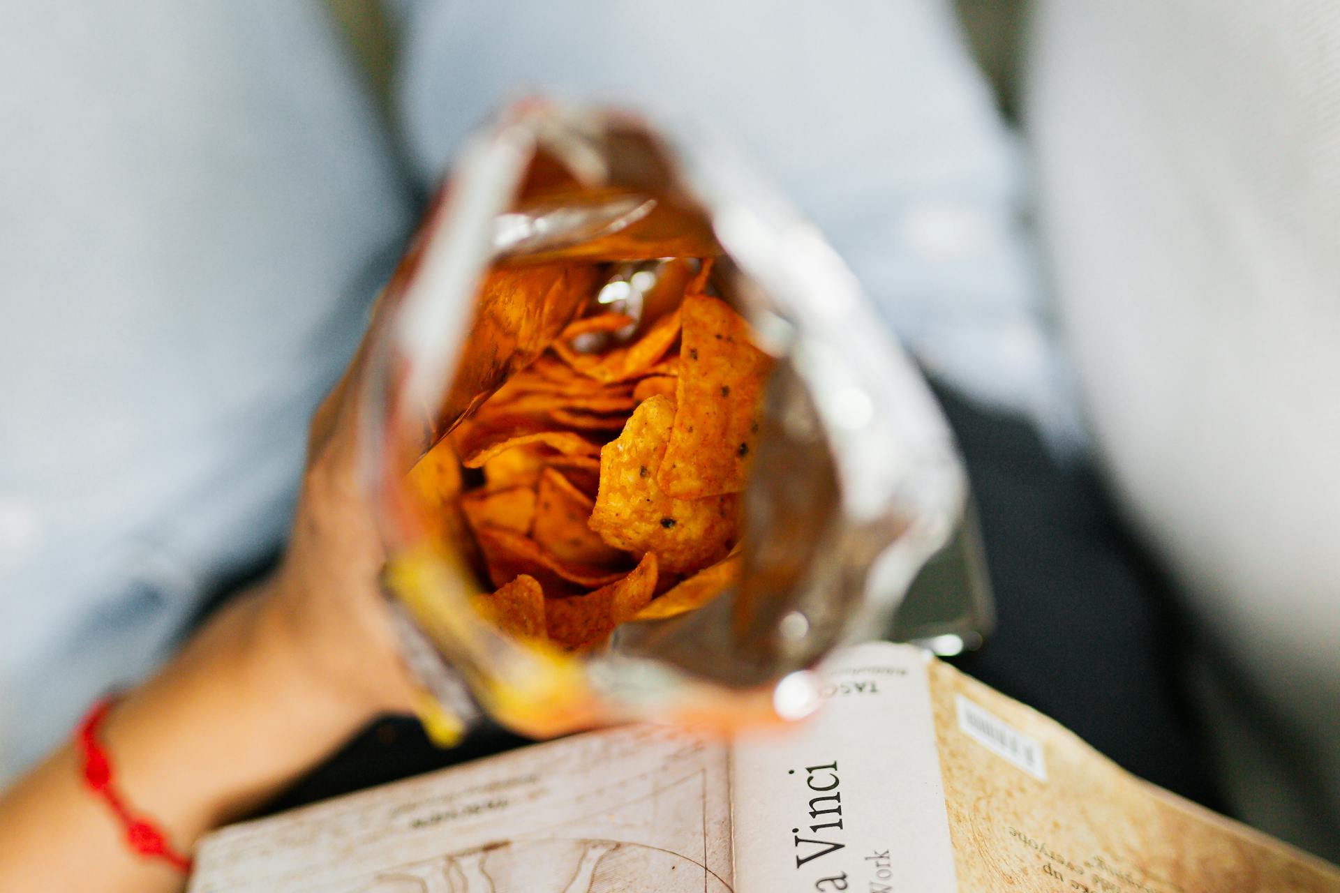 Une personne tenant un sac de chips | Source : Pexels
