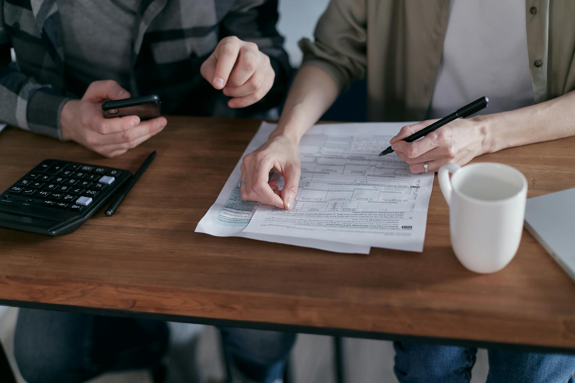 Un couple qui fait son budget ensemble | Source : Pexels