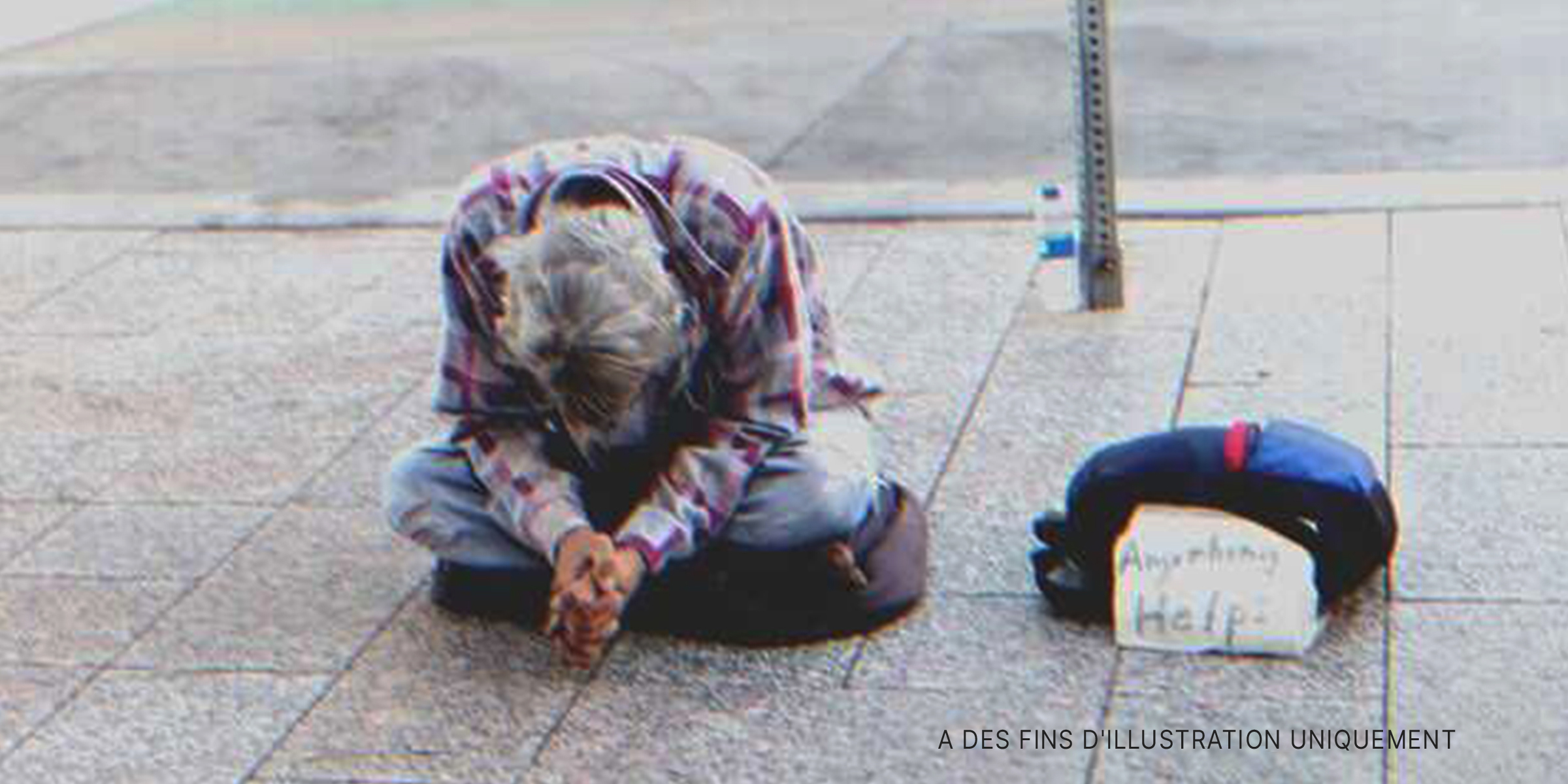 Un homme âgé sans domicile fixe dans la rue | Source : Shutterstock