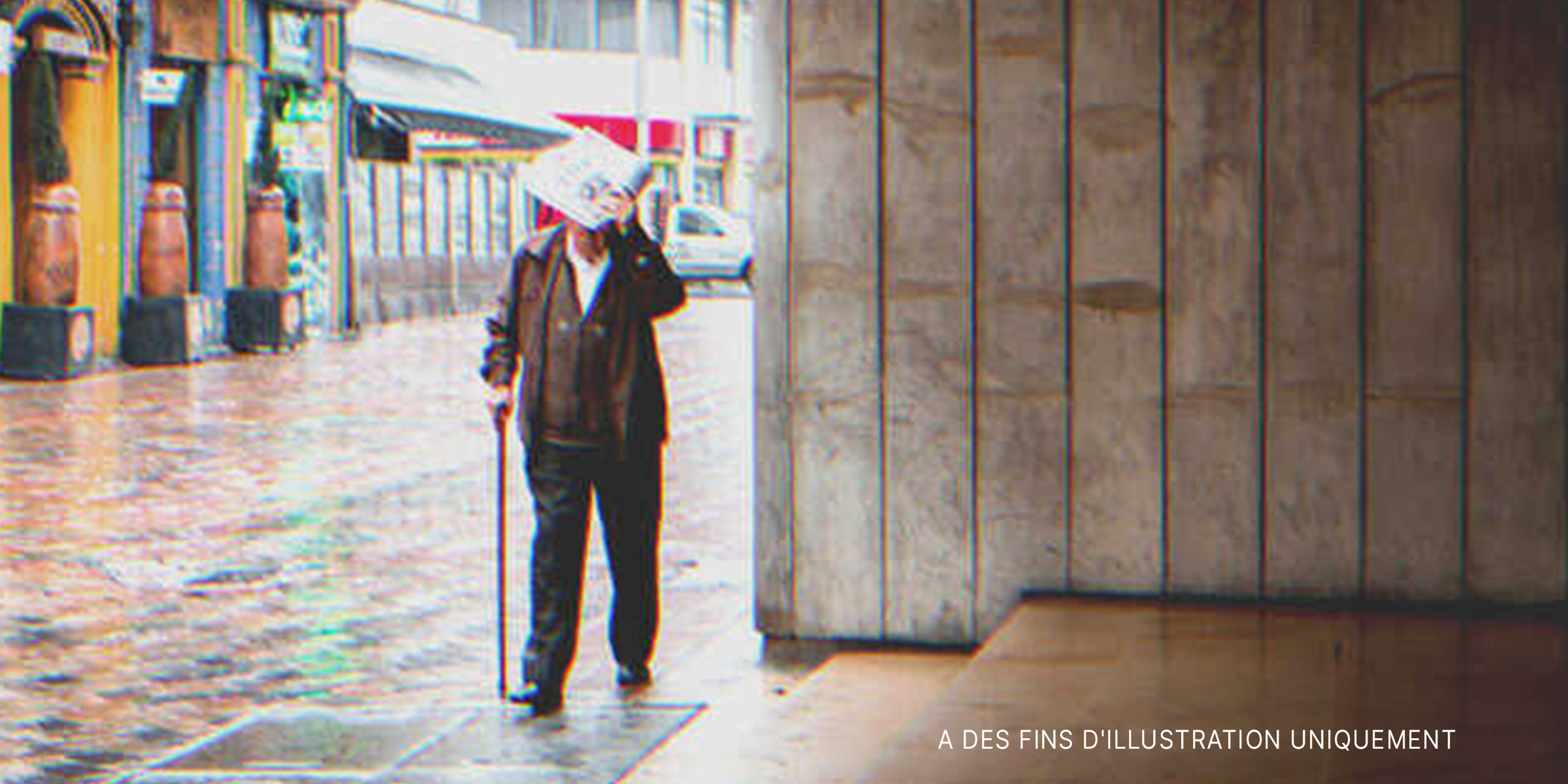 Un homme âgé marchant sous la pluie | Source : Shutterstock