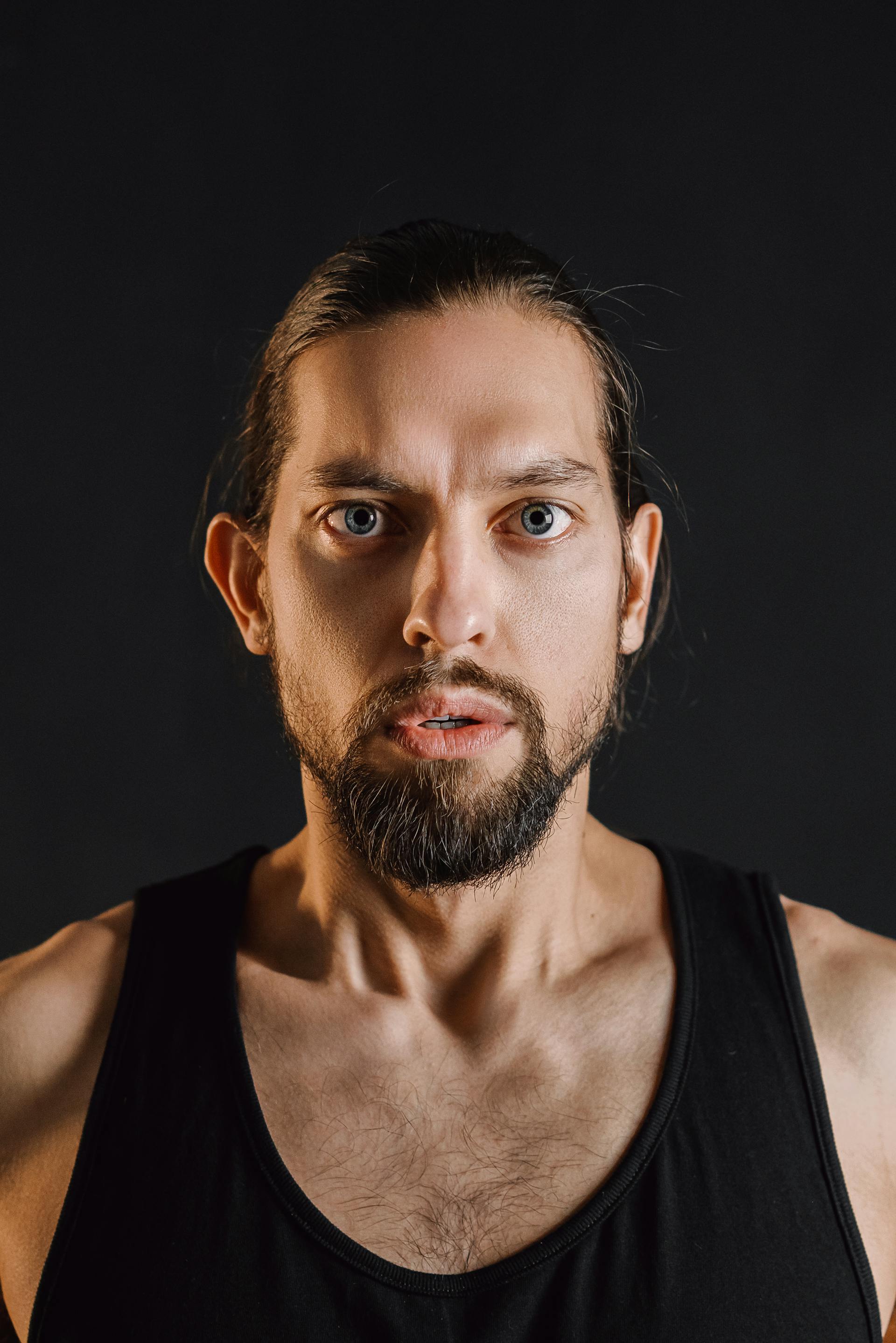 Un homme qui regarde quelqu'un en état de choc | Source : Pexels
