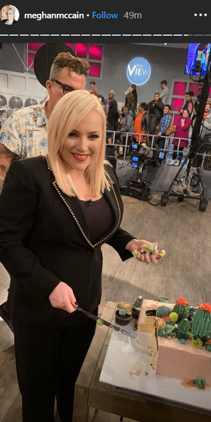  Au cours d'un épisode d'anniversaire de "The View", Meghan McCain coupe une part de son gâteau d'anniversaire sur le thème des cactus | Source: instagram.com/meghanmccain