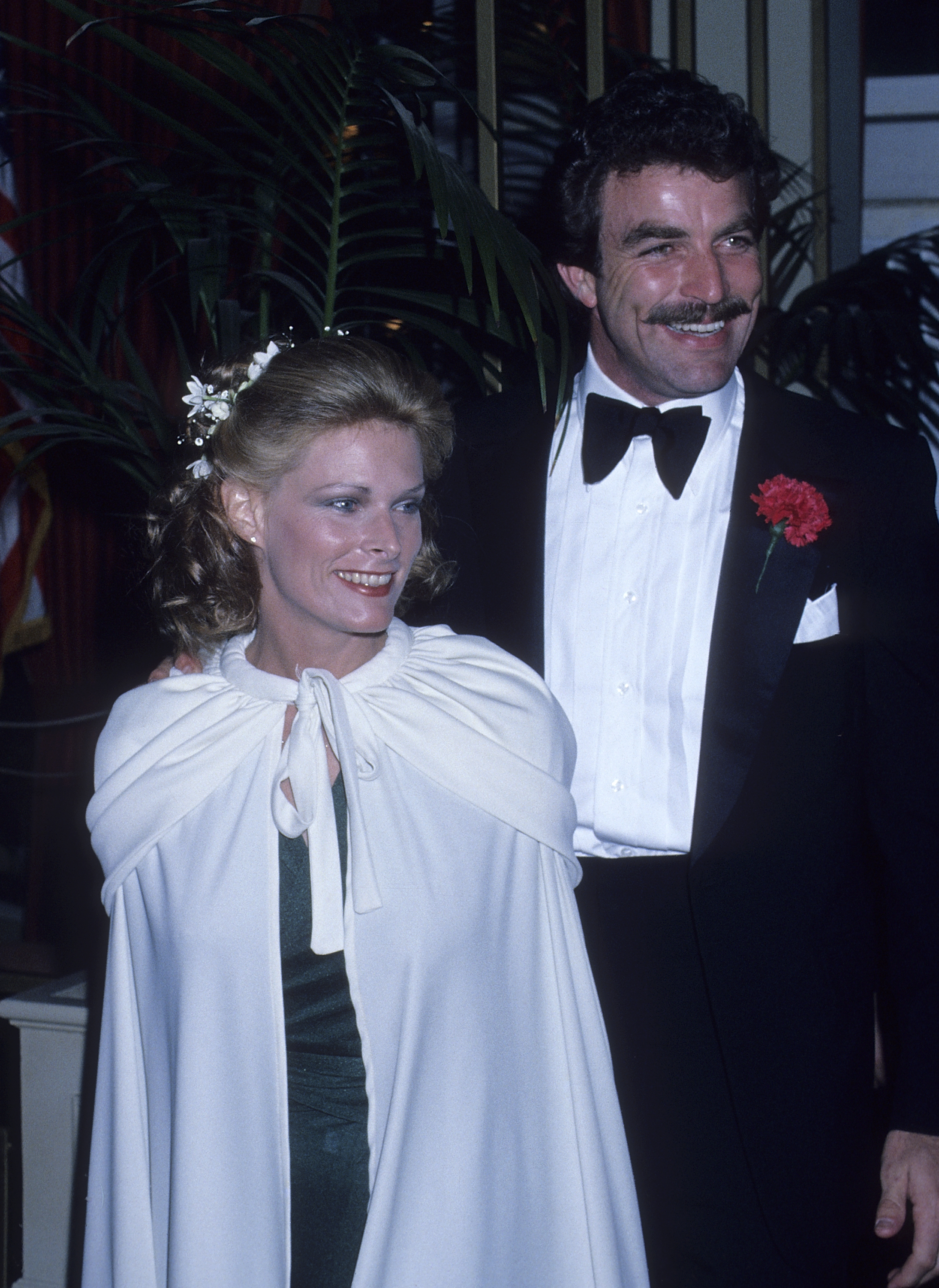 Jacqueline Ray et Tom Selleck assistent à la 35e édition des Golden Globe Awards, le 28 janvier 1978, à Beverly Hills, en Californie. | Source : Getty Images